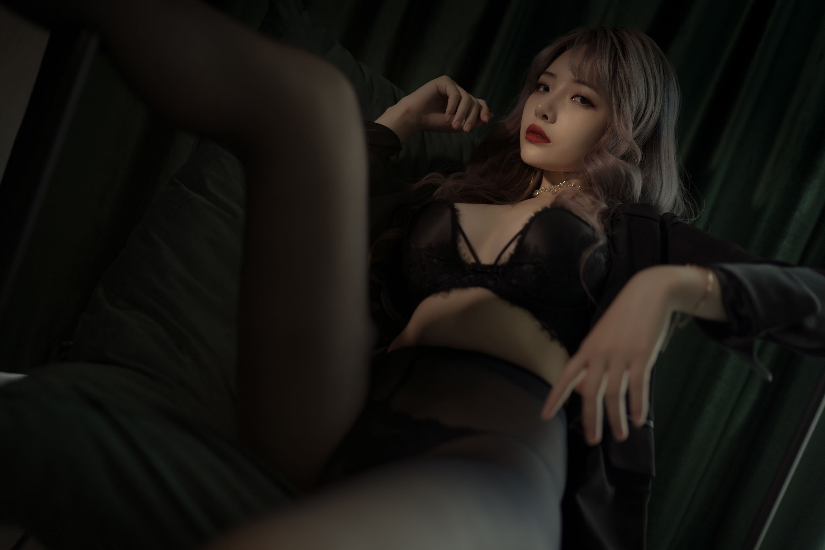 [Cosplay写真] 动漫博主雯妹 - 黑丝西装
