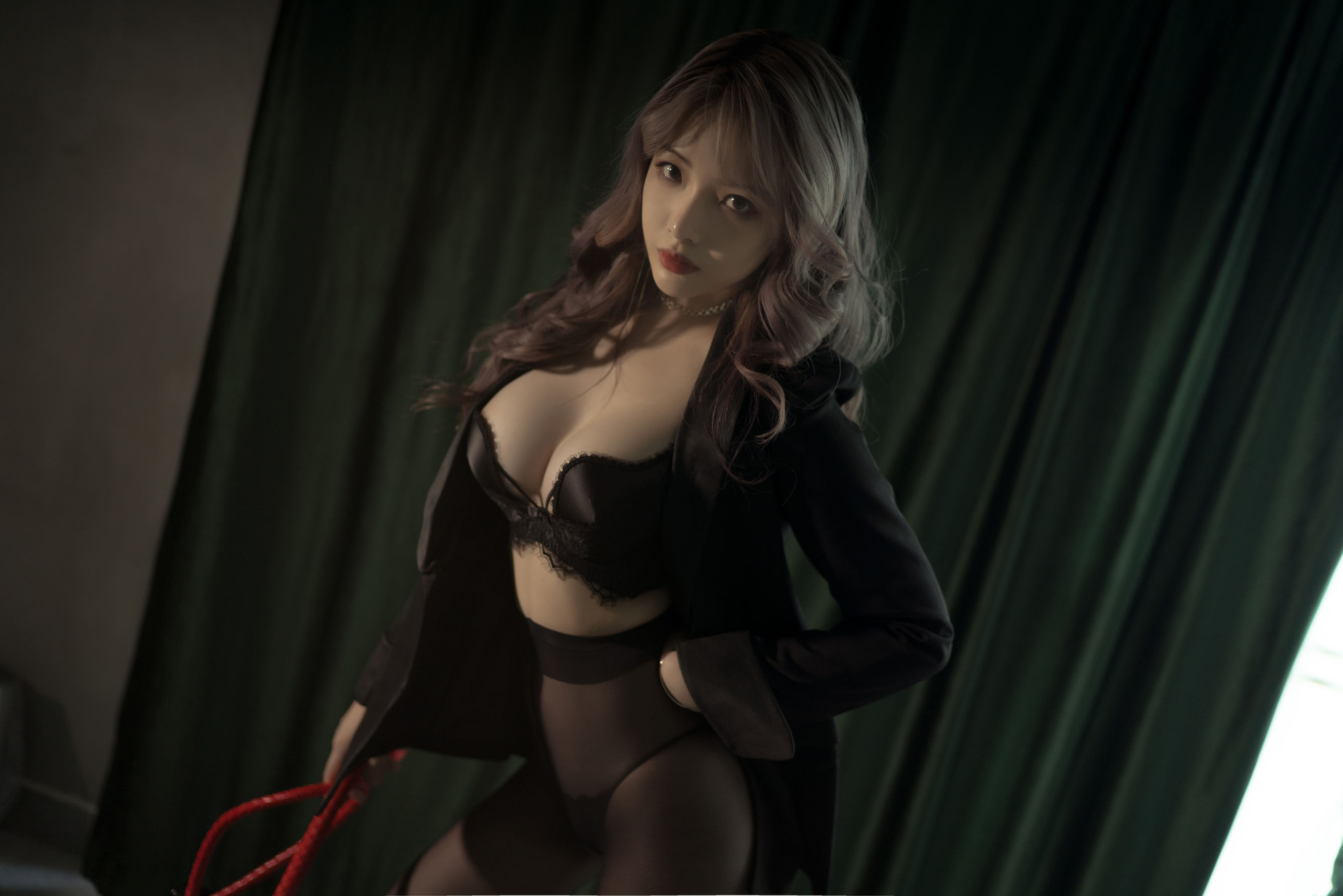 [Cosplay写真] 动漫博主雯妹 - 黑丝西装