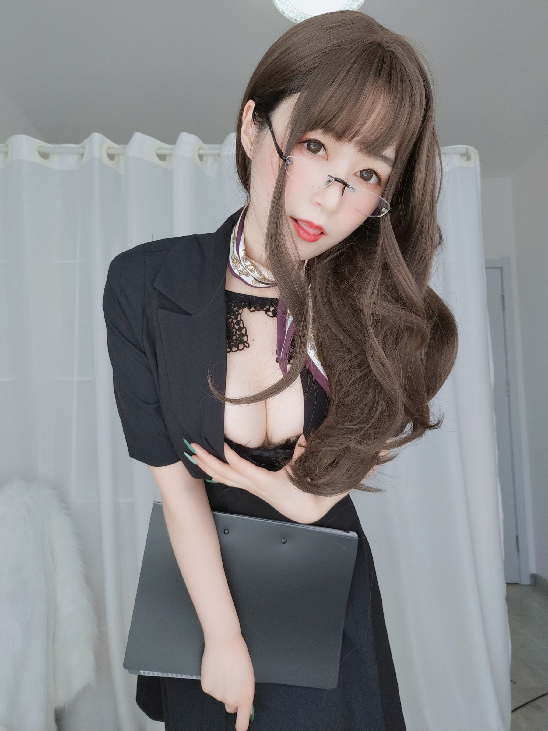 [Cosplay写真] Coser小姐姐白银 - OL下的内衣