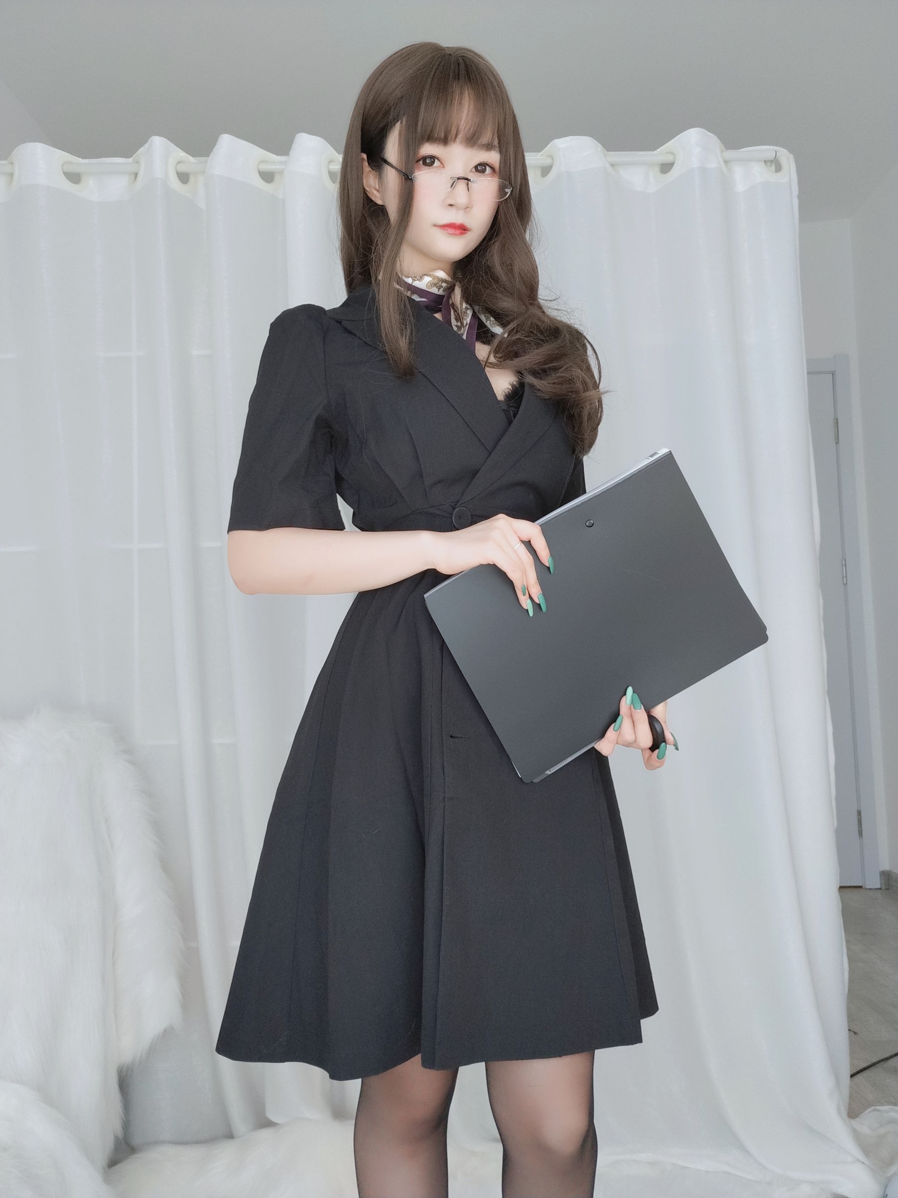 [Cosplay写真] Coser小姐姐白银 - OL下的内衣