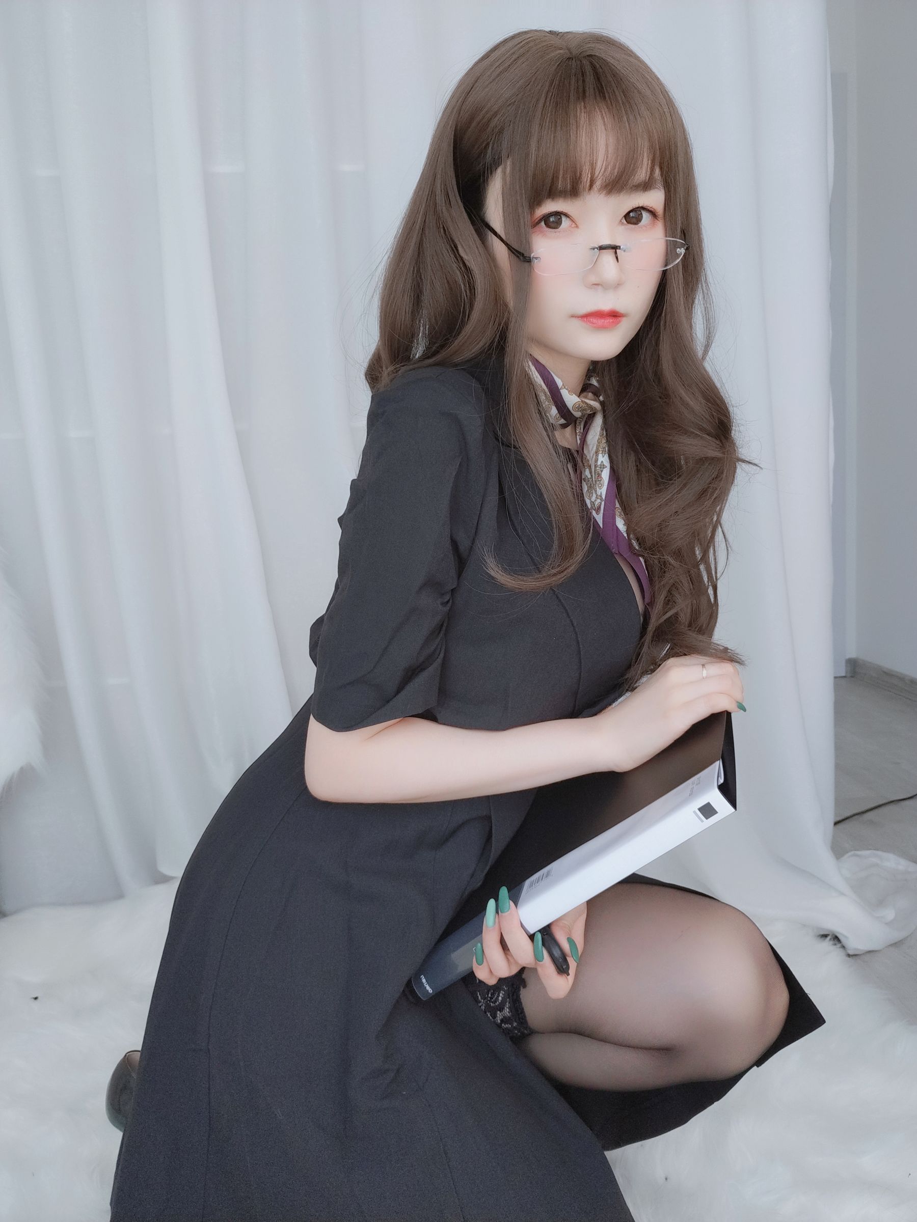 [Cosplay写真] Coser小姐姐白银 - OL下的内衣