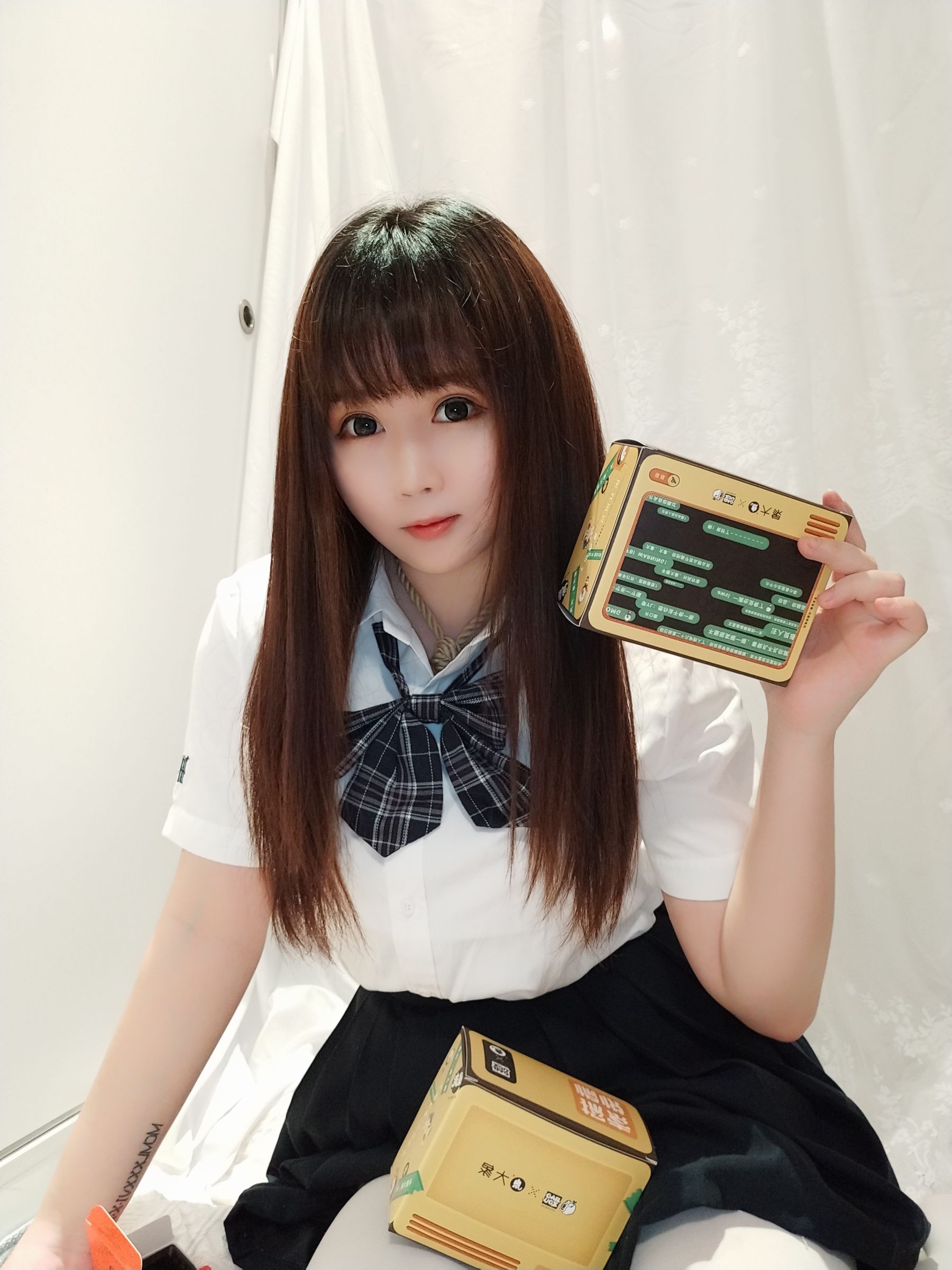 [Cosplay写真] 蜜桃少女是依酱呀 - JK捆绑