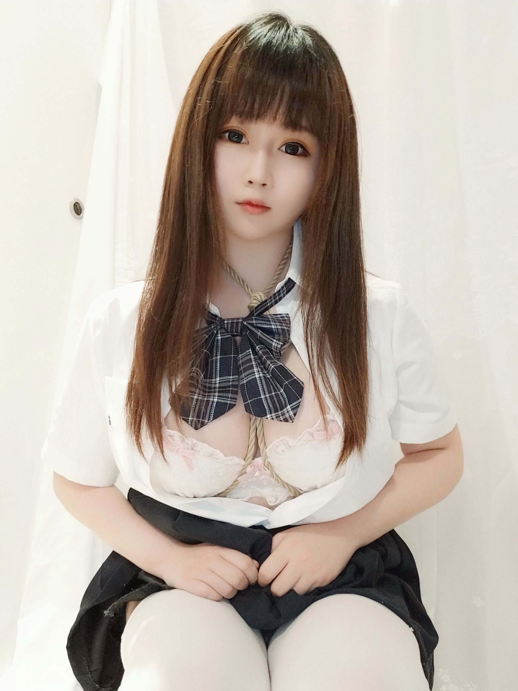 [Cosplay写真] 蜜桃少女是依酱呀 - 裙底的秘密
