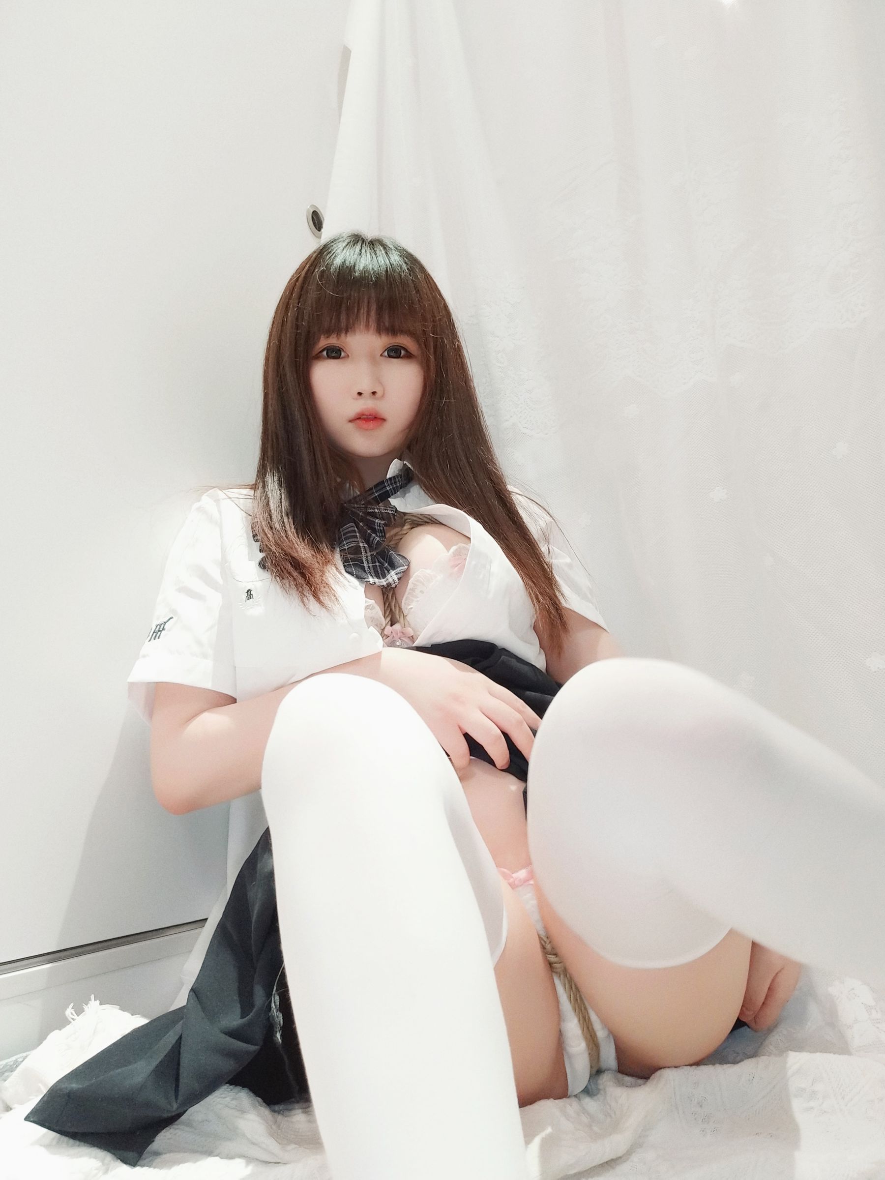[Cosplay写真] 蜜桃少女是依酱呀 - 裙底的秘密