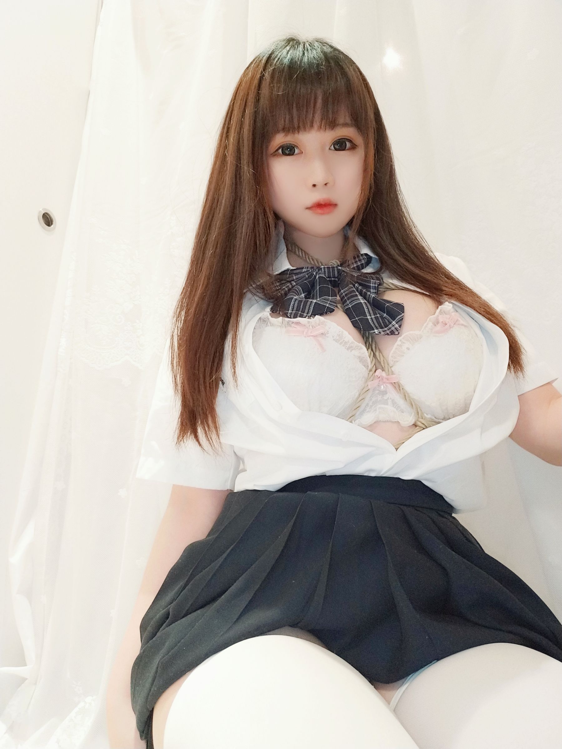 [Cosplay写真] 蜜桃少女是依酱呀 - 裙底的秘密
