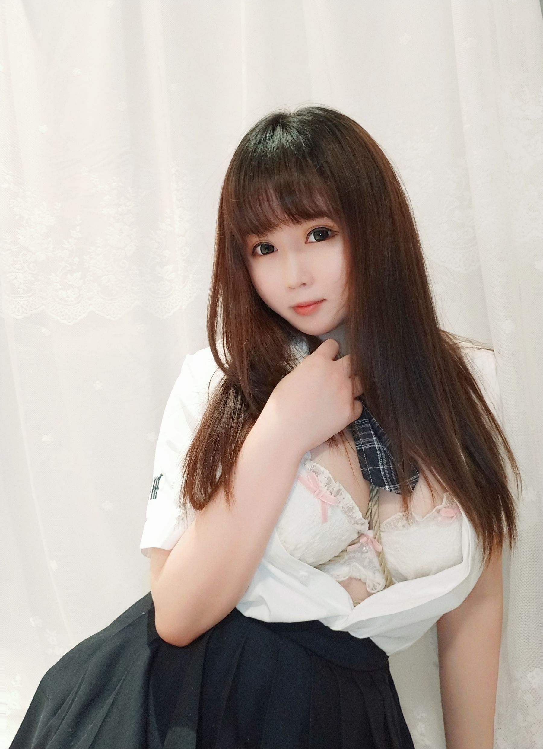 [Cosplay写真] 蜜桃少女是依酱呀 - 裙底的秘密