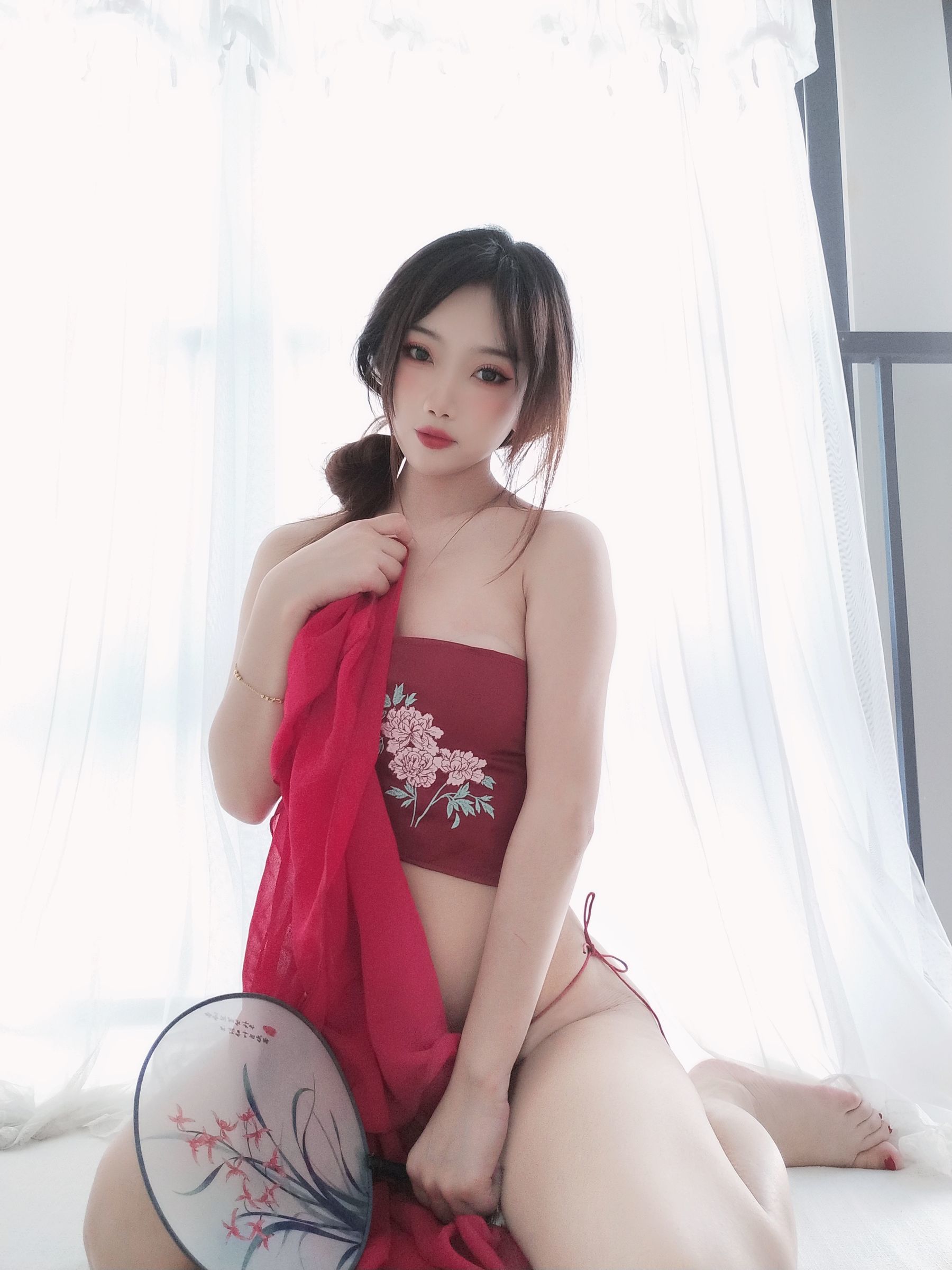 [网红COSER] 白嫩美少女鬼畜瑶 - 情趣红肚兜