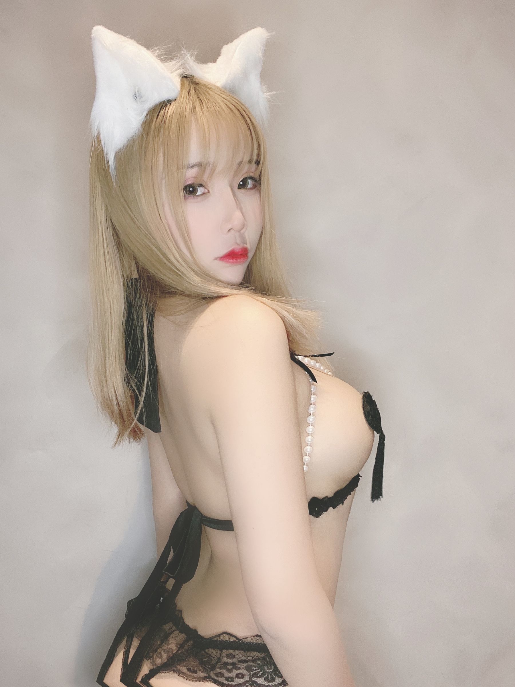 [网红COSER] 二次元妹子抱走莫子aa - 小尾巴自拍