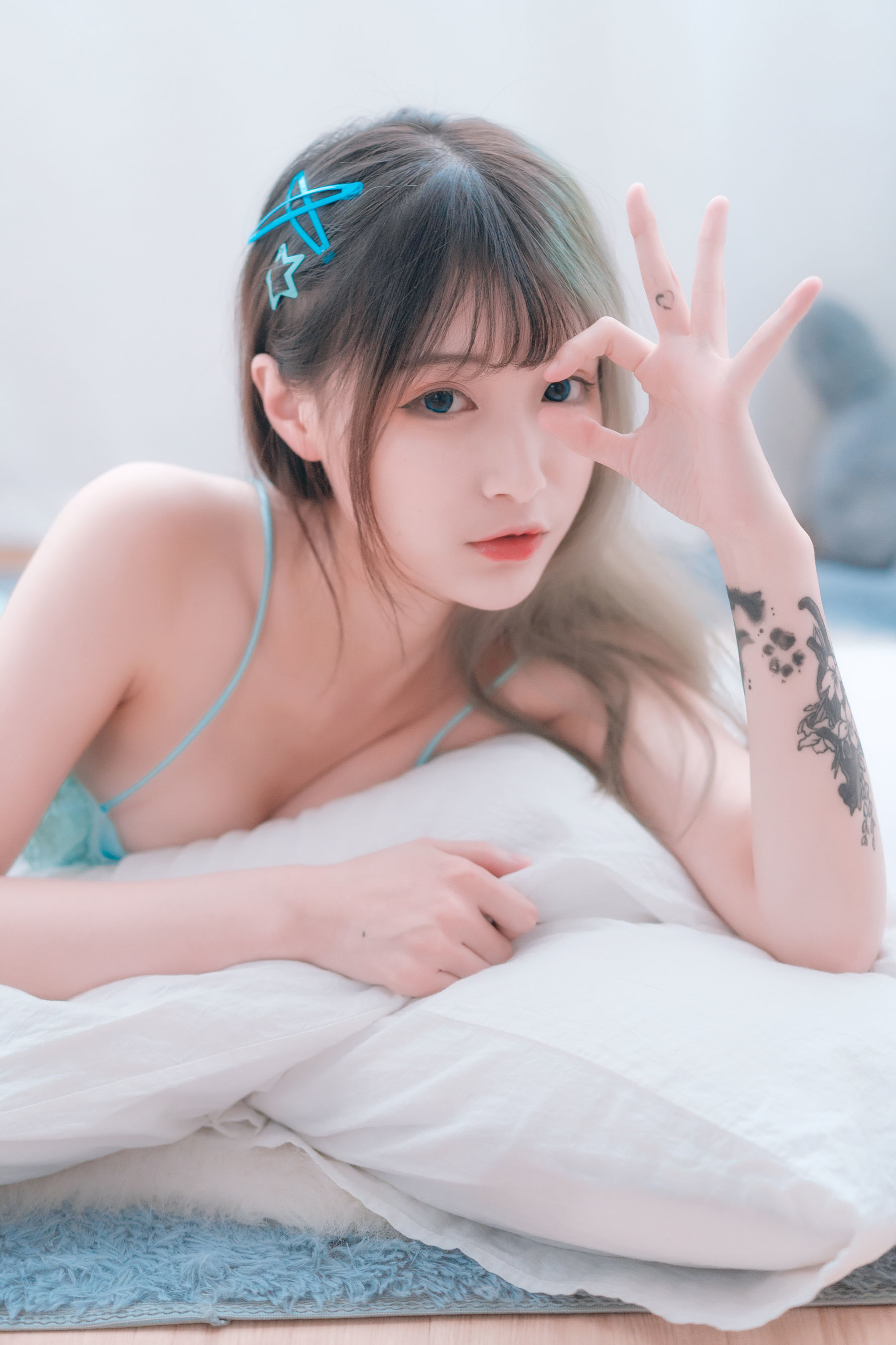 [网红COSER] 动漫博主铁板烧鬼舞w - 露背