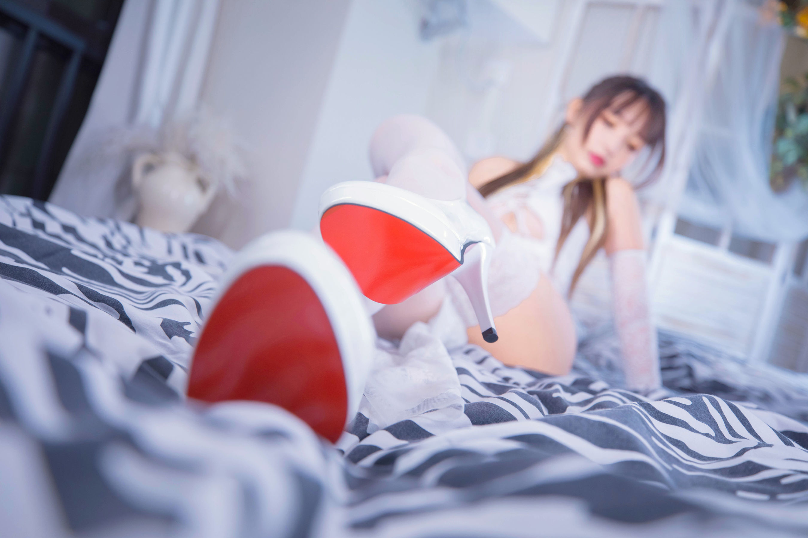 [网红COSER] 萝莉神楽板真冬之風と月-白旗袍