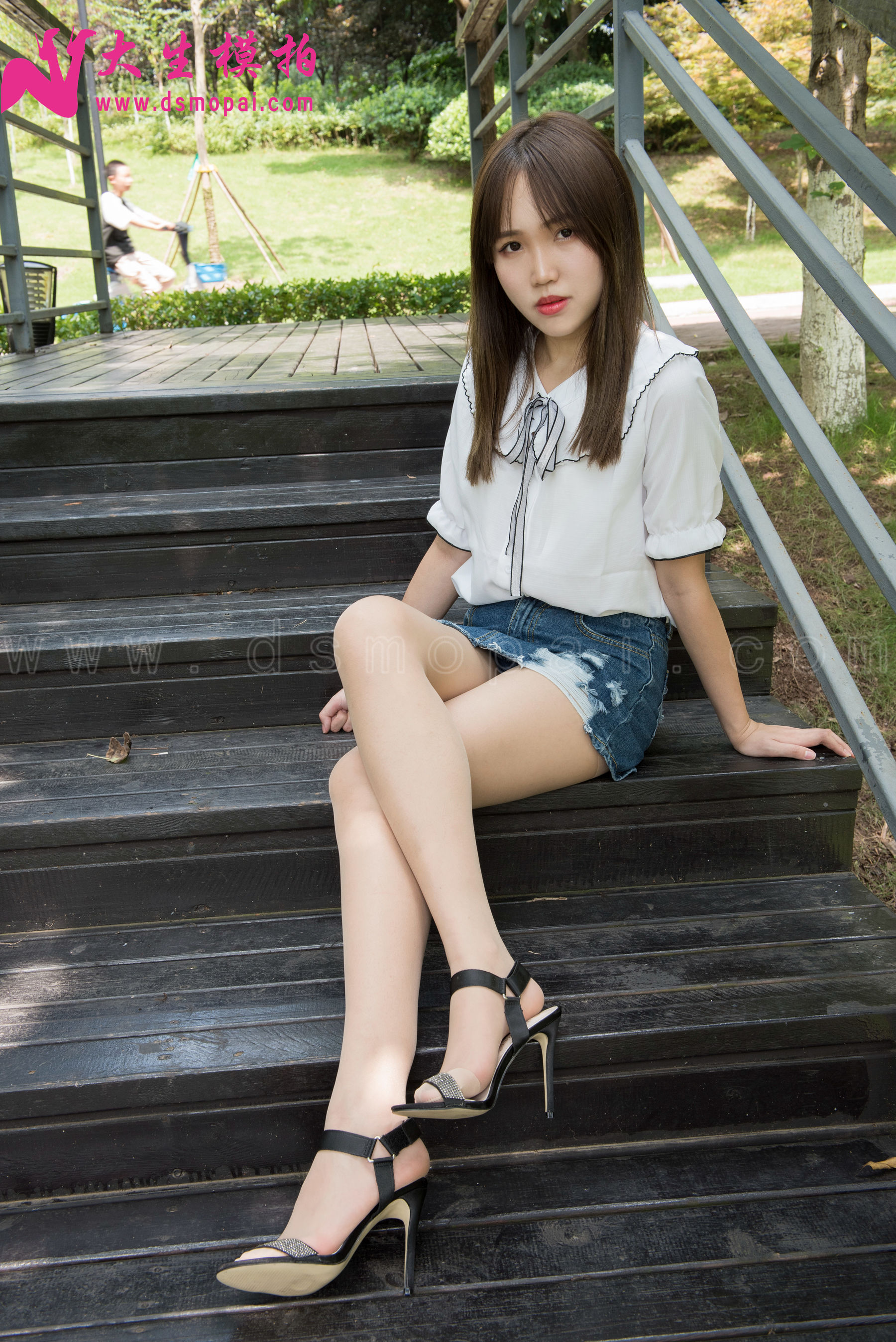 [大生模拍] No.137 婉菱 公园里的短裙肉丝