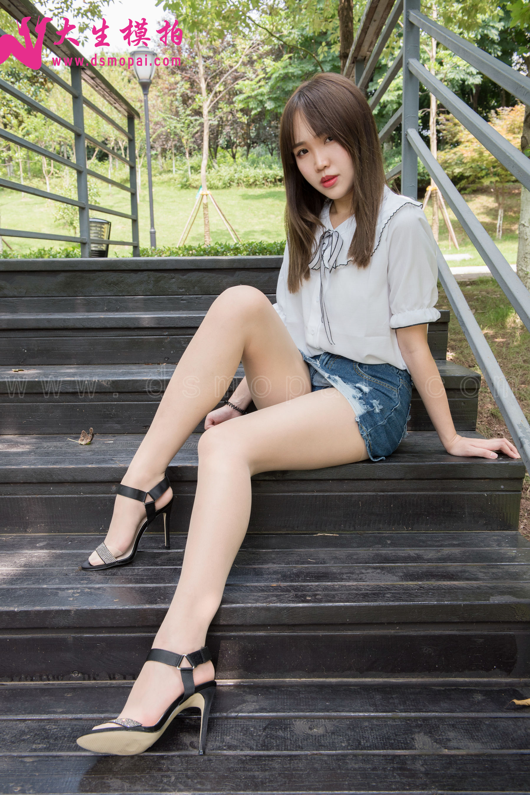 [大生模拍] No.137 婉菱 公园里的短裙肉丝