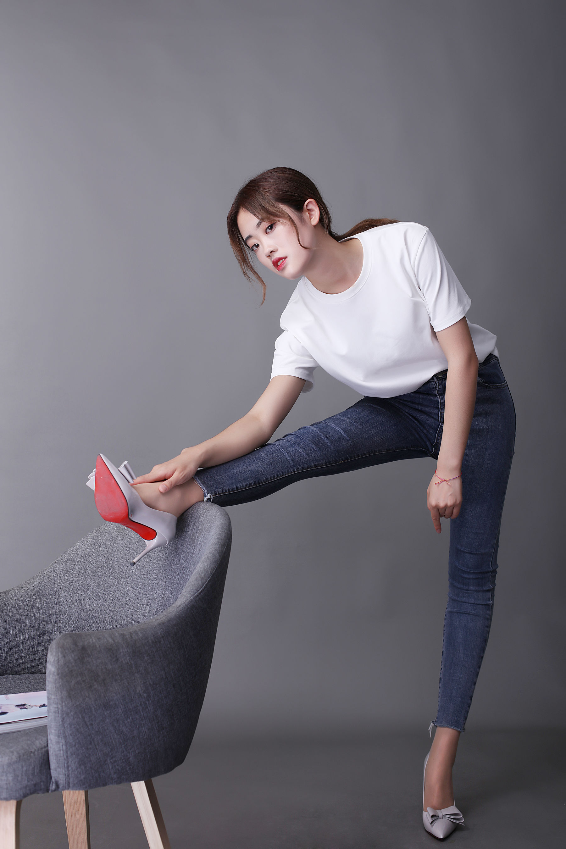 [奈丝] NO.127 可乐 白T牛仔裤里的丝袜