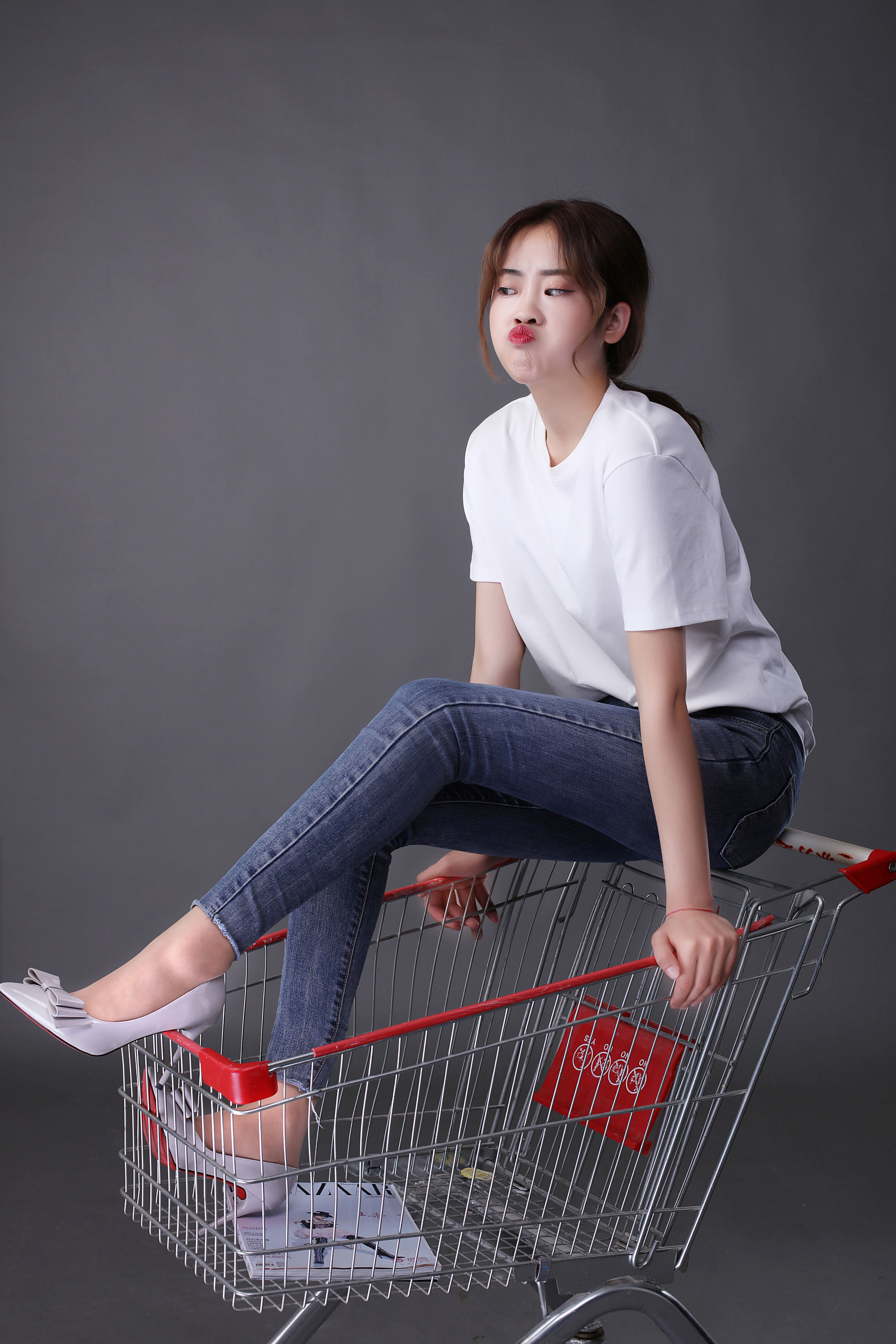 [奈丝] NO.127 可乐 白T牛仔裤里的丝袜