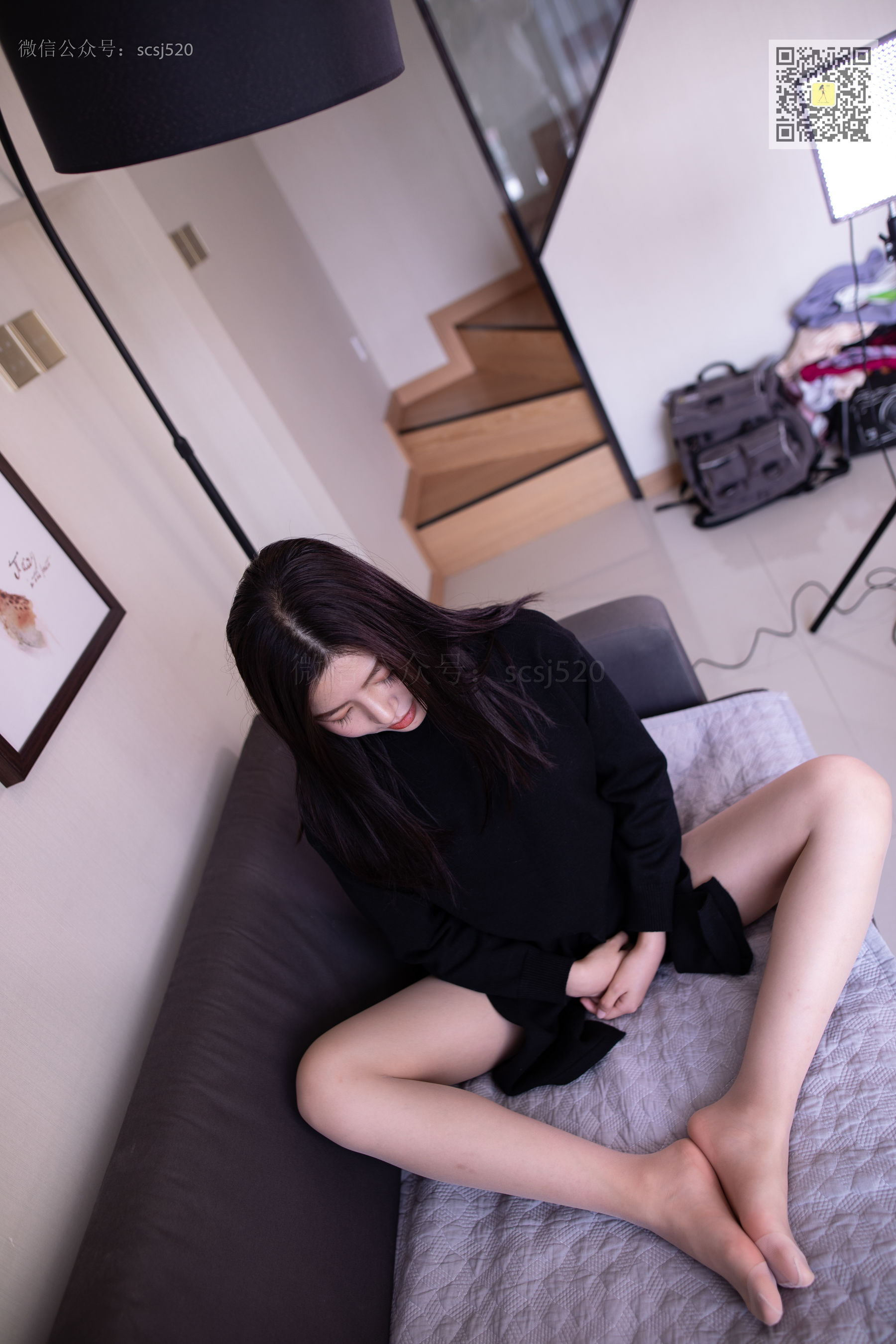[山茶摄影LSS] NO.276 左左 自己穿丝袜来拍摄