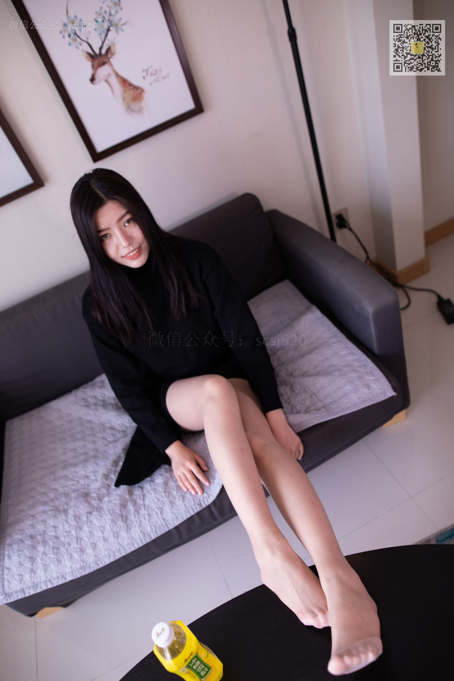 [山茶摄影LSS] NO.276 左左 自己穿丝袜来拍摄