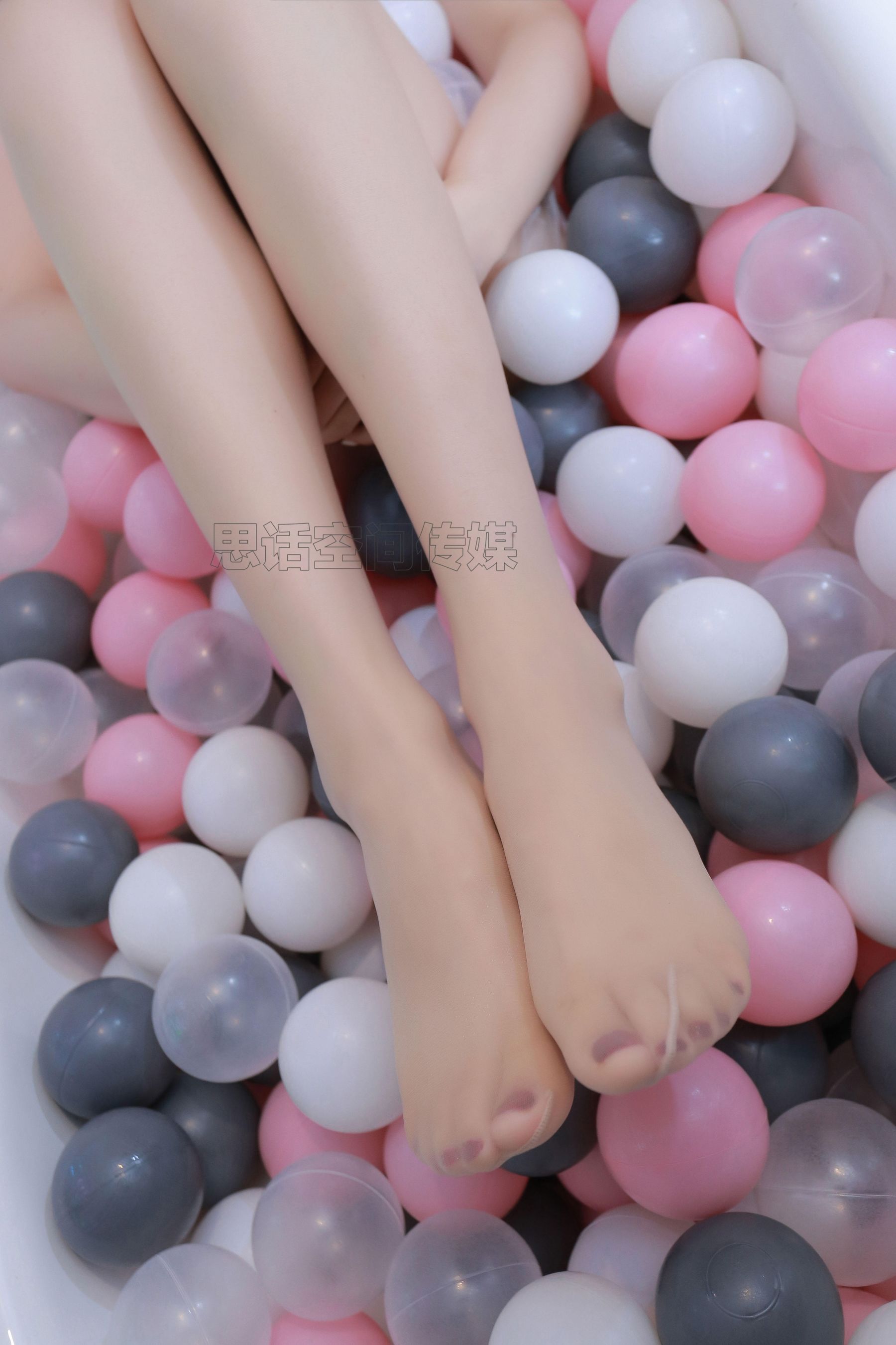 [思话SiHua] SH176 筱蝶 波波球上的美腿少女
