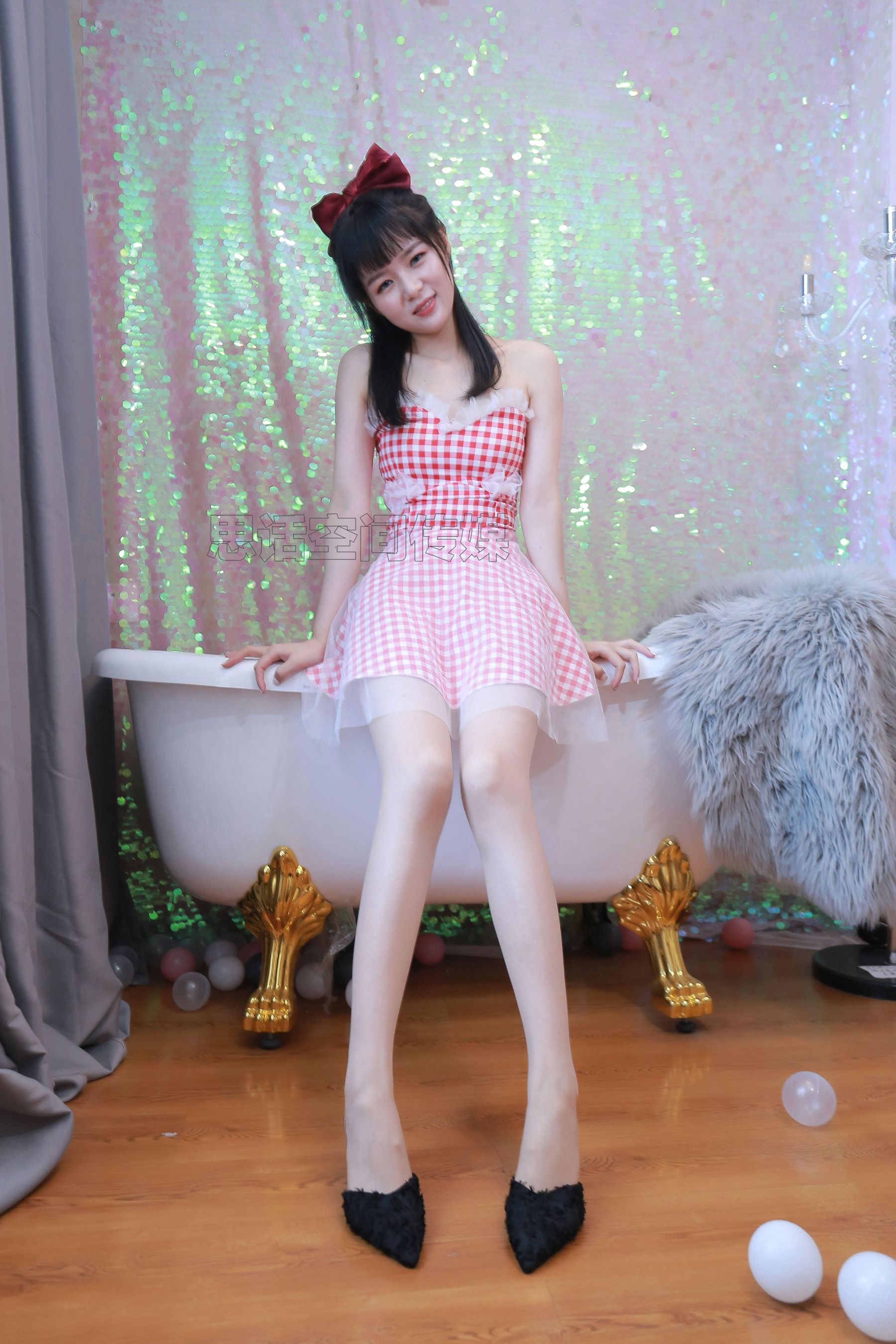 [思话SiHua] SH176 筱蝶 波波球上的美腿少女