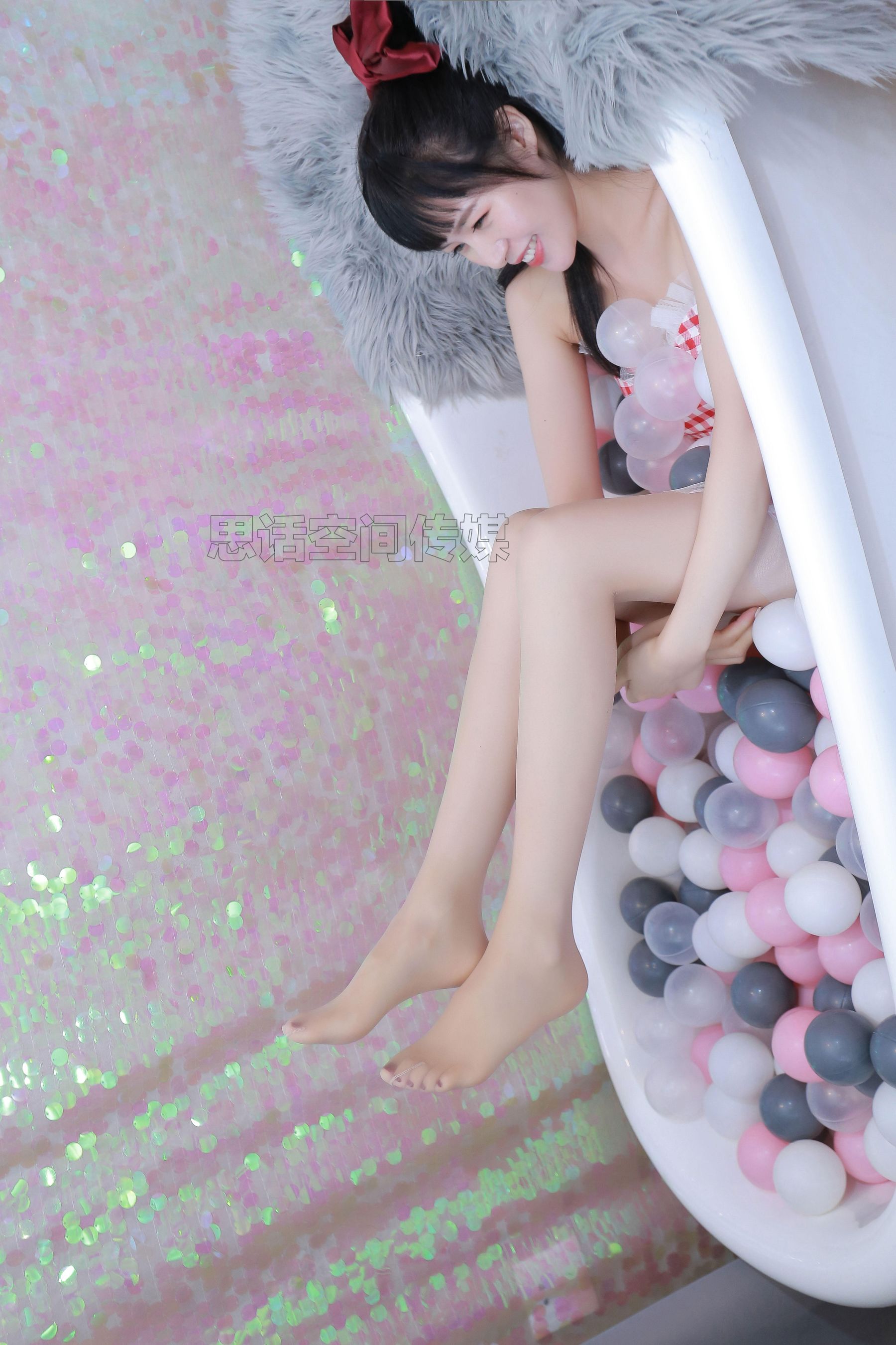 [思话SiHua] SH176 筱蝶 波波球上的美腿少女
