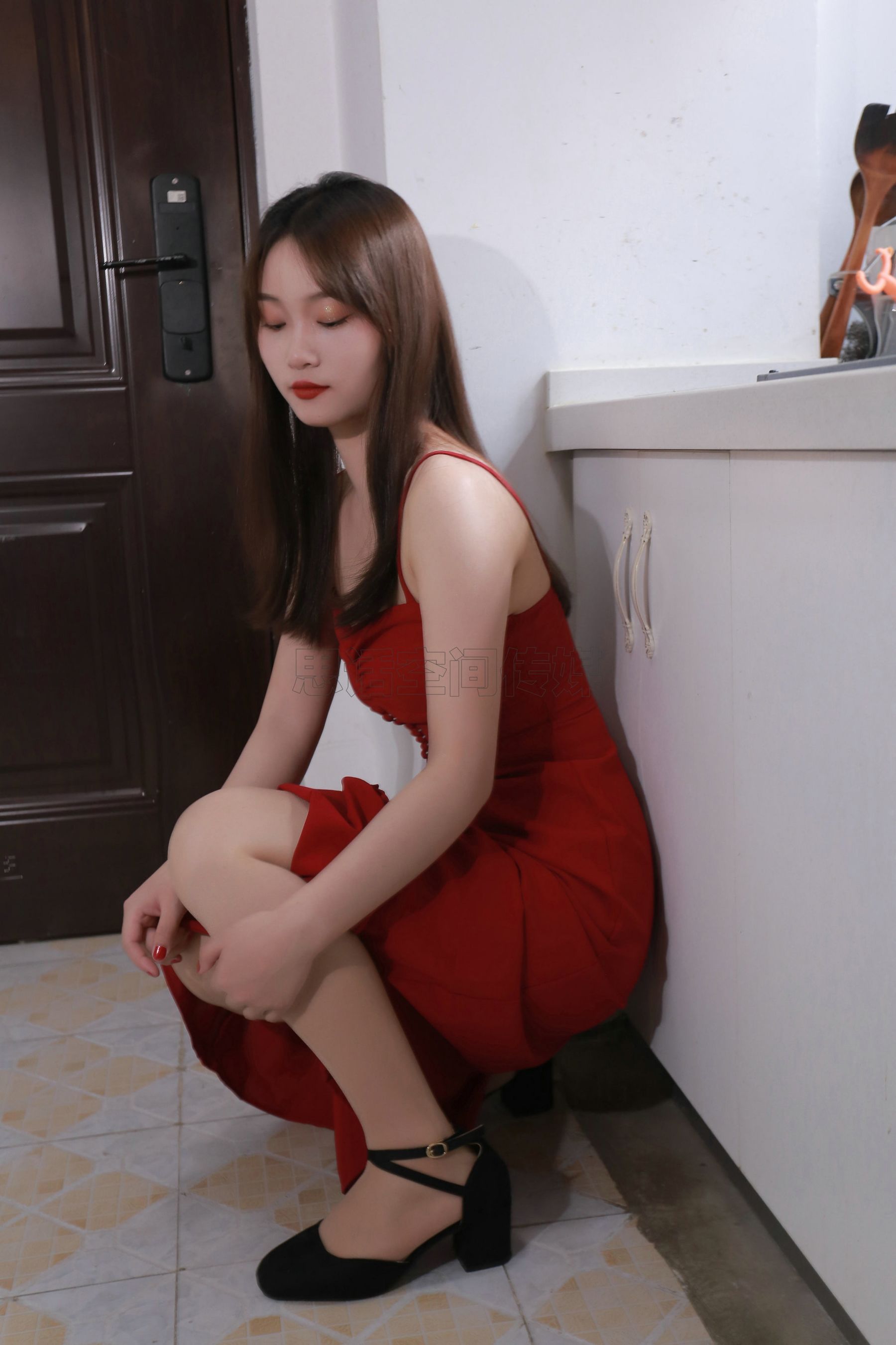 [思话SiHua] SH180 维妮 偷偷脱丝袜的维妮