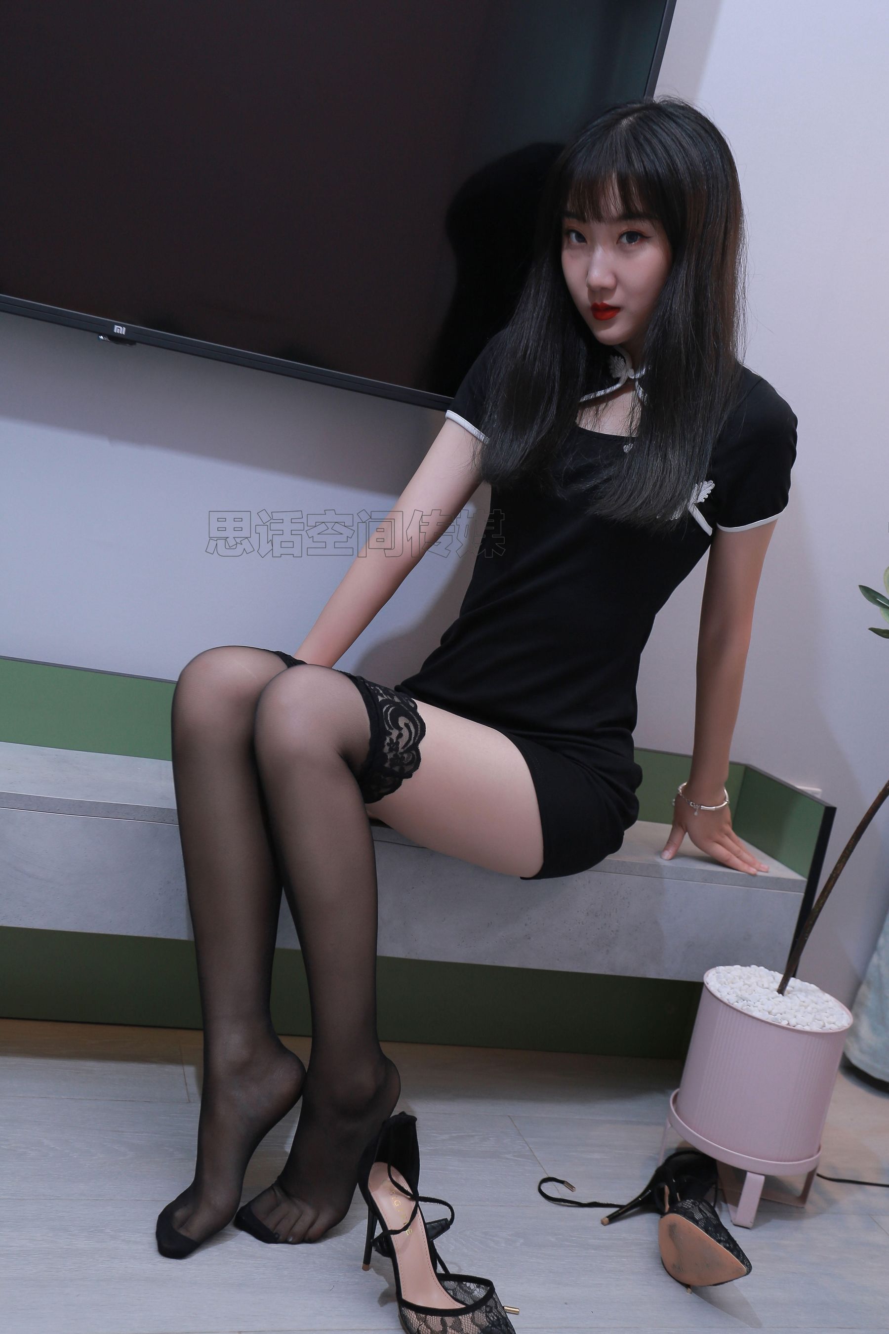 [思话SiHua] SH186 露露 黑色旗袍的脚尖诱惑