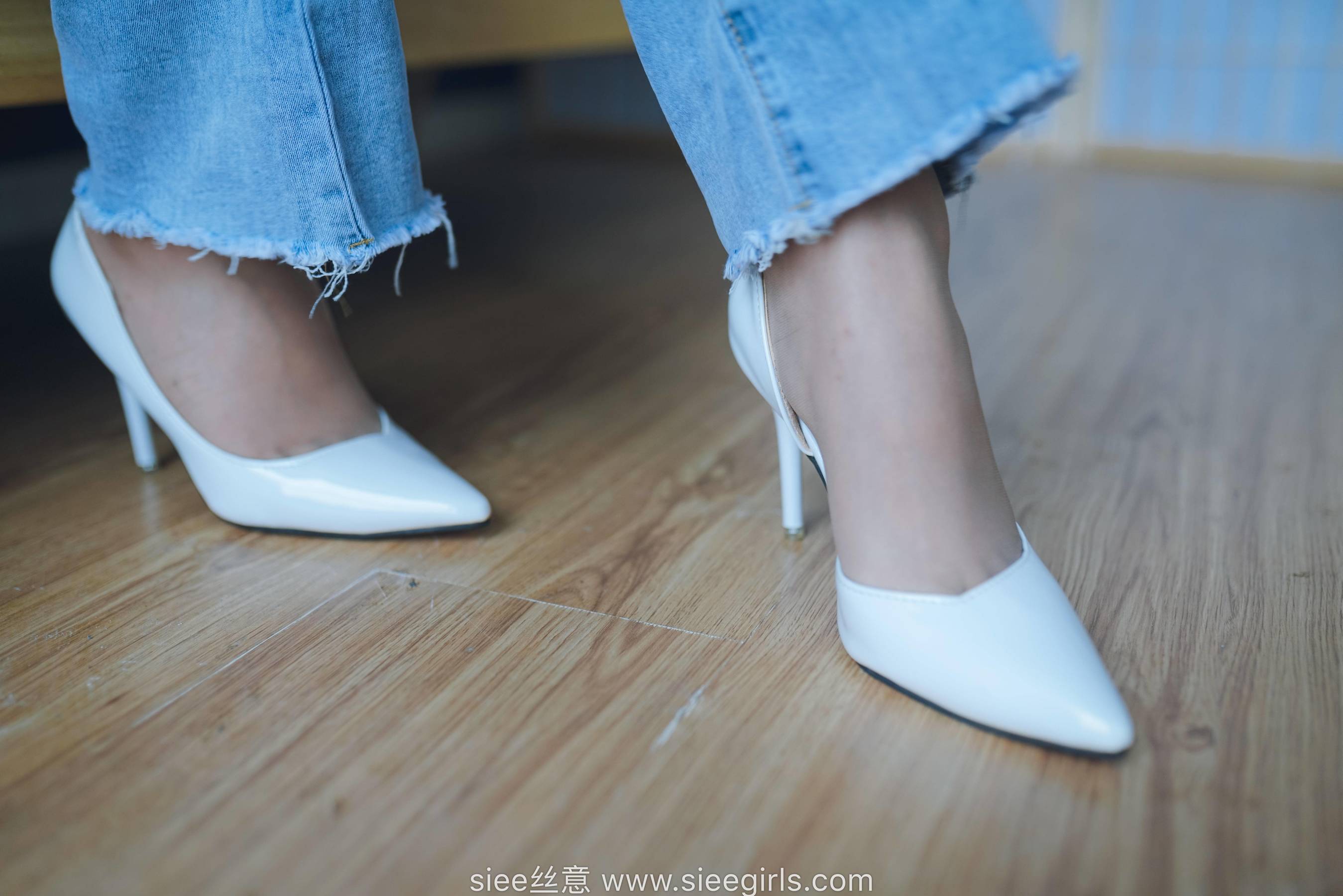 [丝意SIEE] No.471 文文 白色高跟鞋，裤里丝