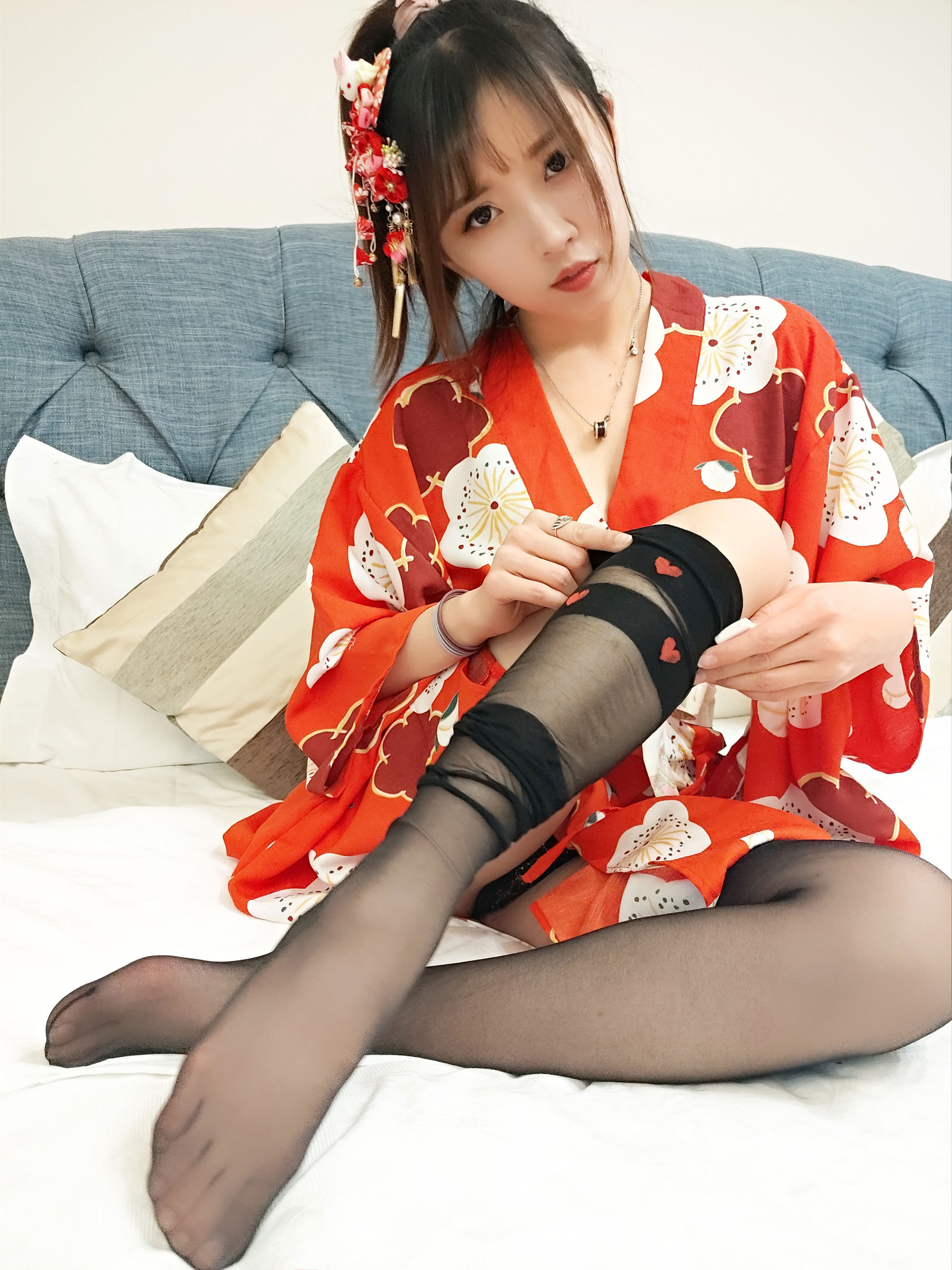[Cosplay] 斗鱼主播小女巫露娜 - 和服桃心黑色长筒袜