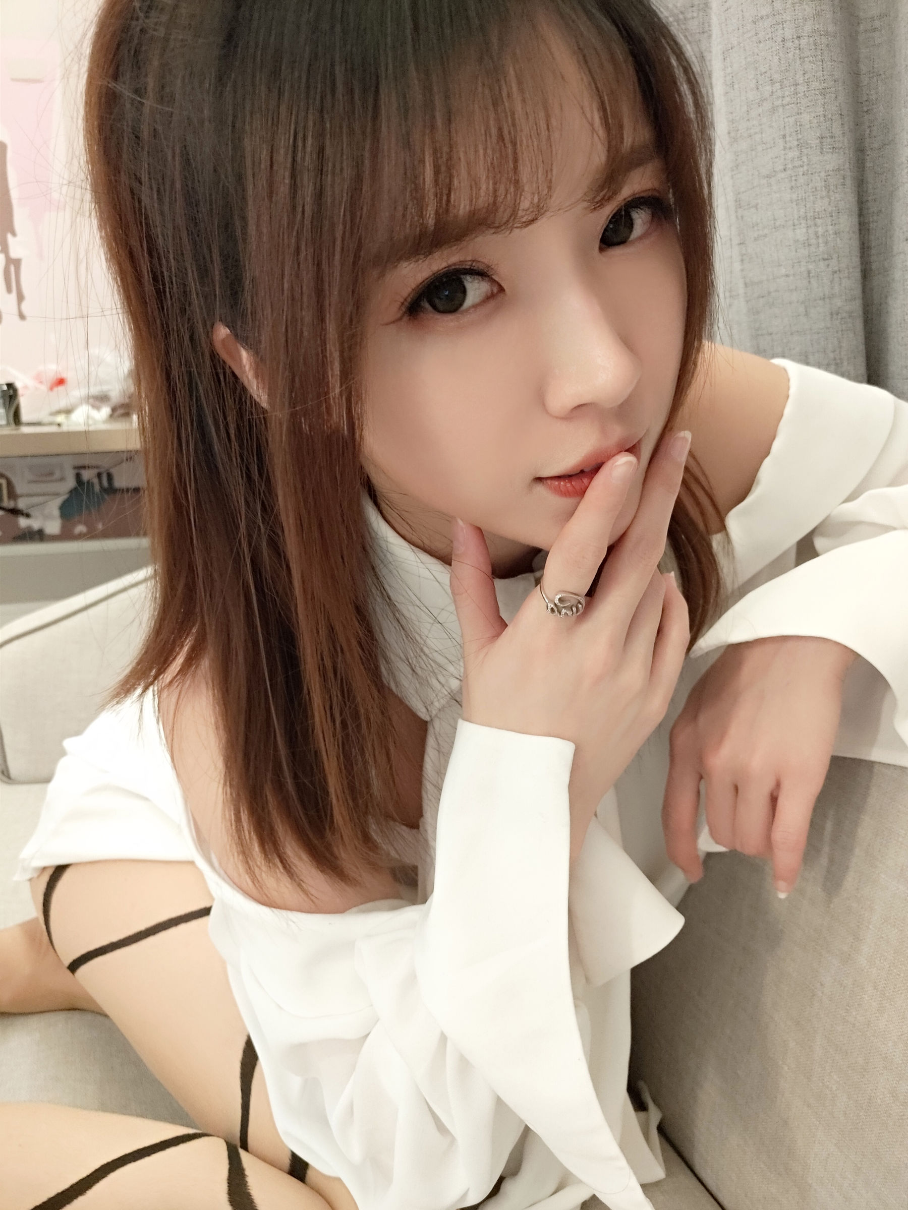 [Cosplay] 斗鱼主播小女巫露娜 - 条纹提花白衬衣