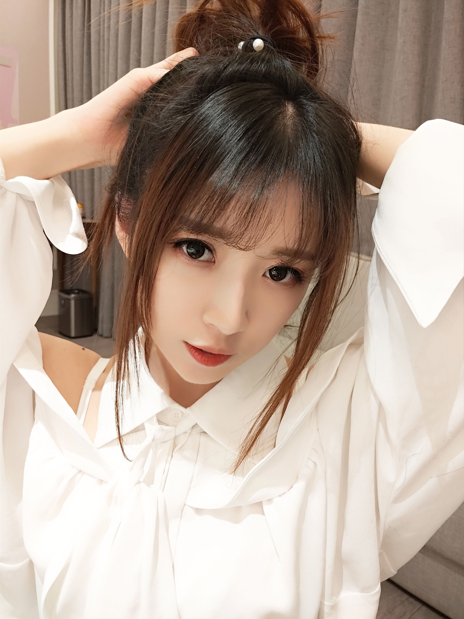 [Cosplay] 斗鱼主播小女巫露娜 - 条纹提花白衬衣