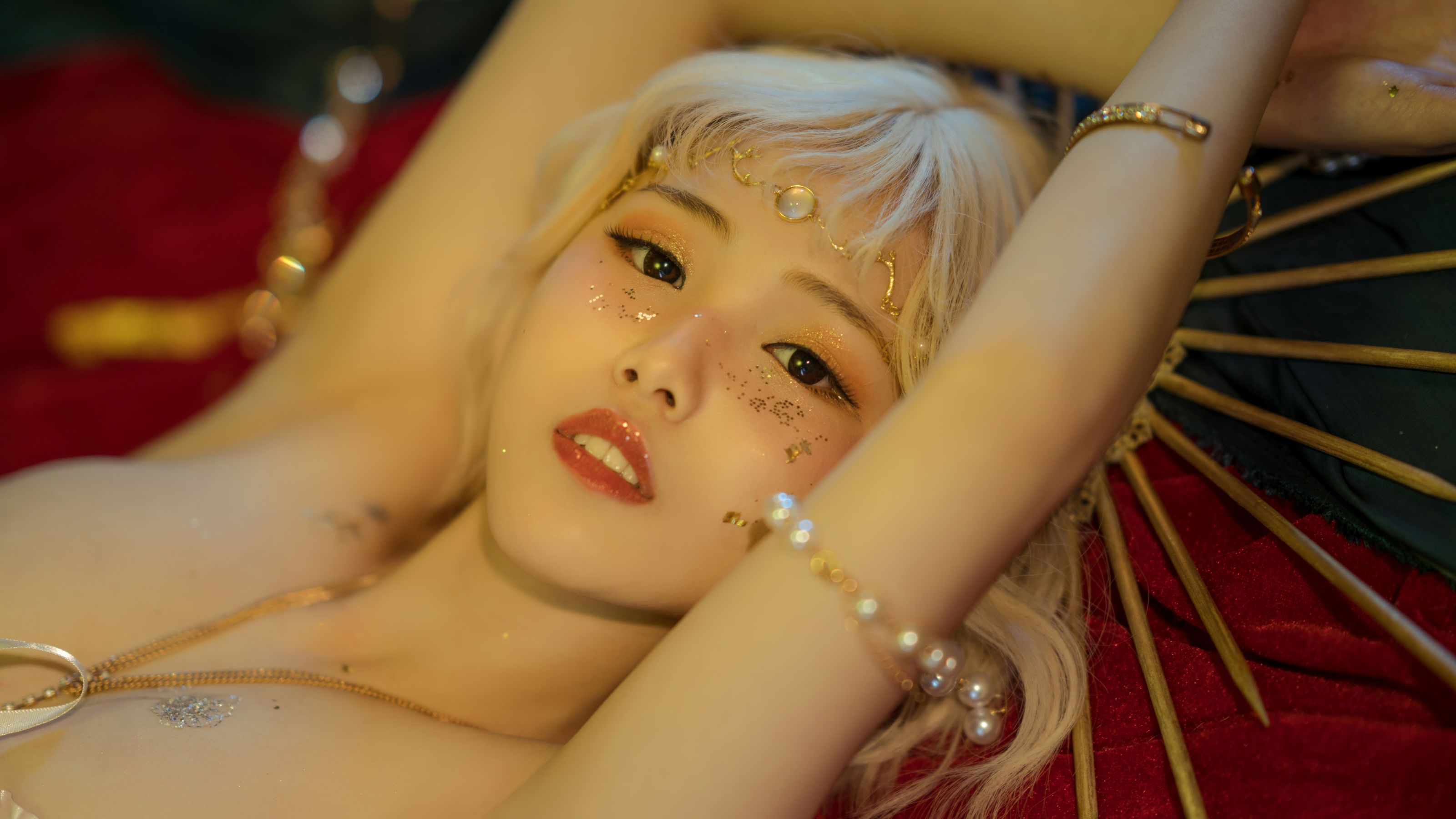 [Cosplay] 七月喵子 - 献上王的冠冕