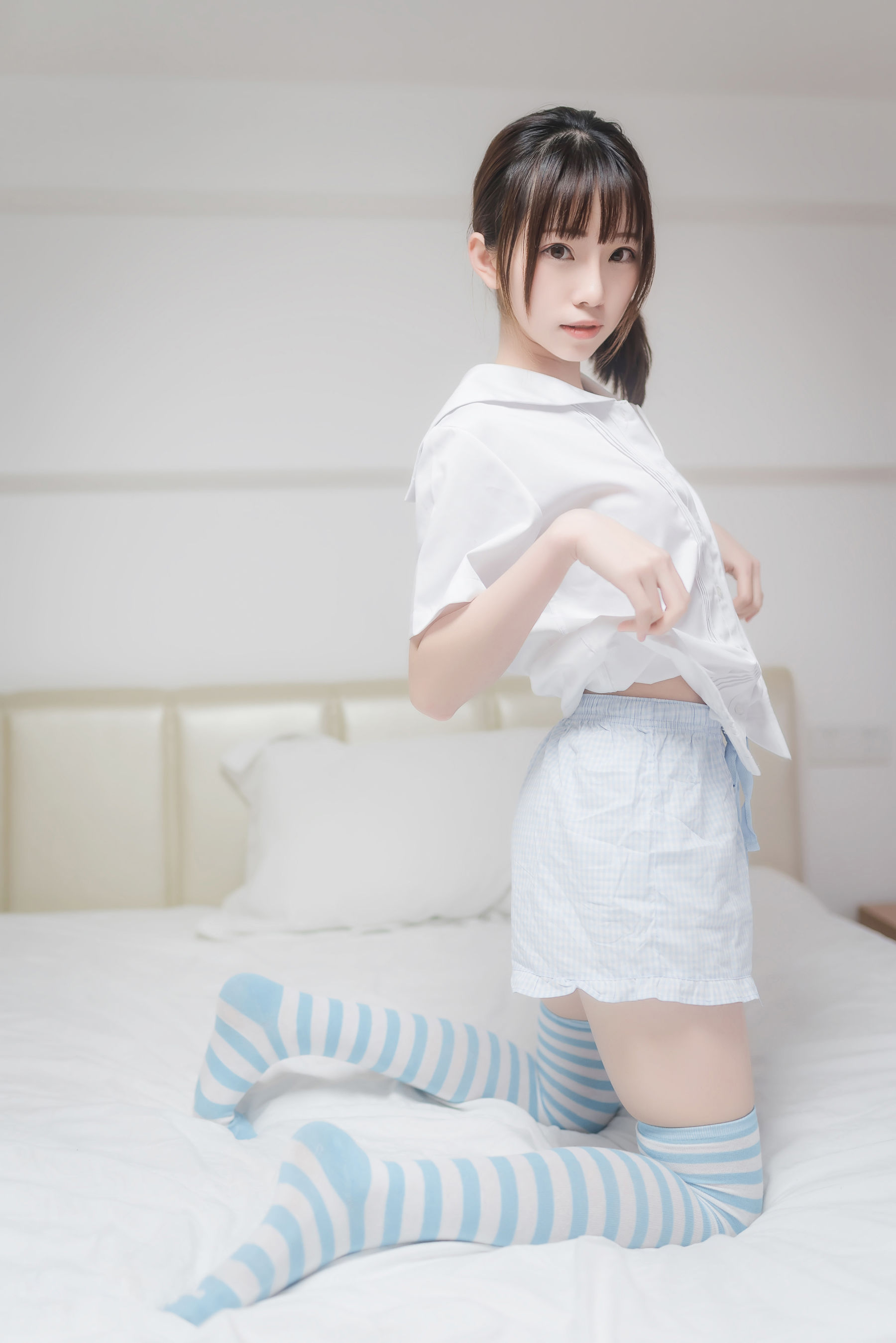 [Cosplay] 动漫博主Kitaro_绮太郎 - 蓝白条纹袜
