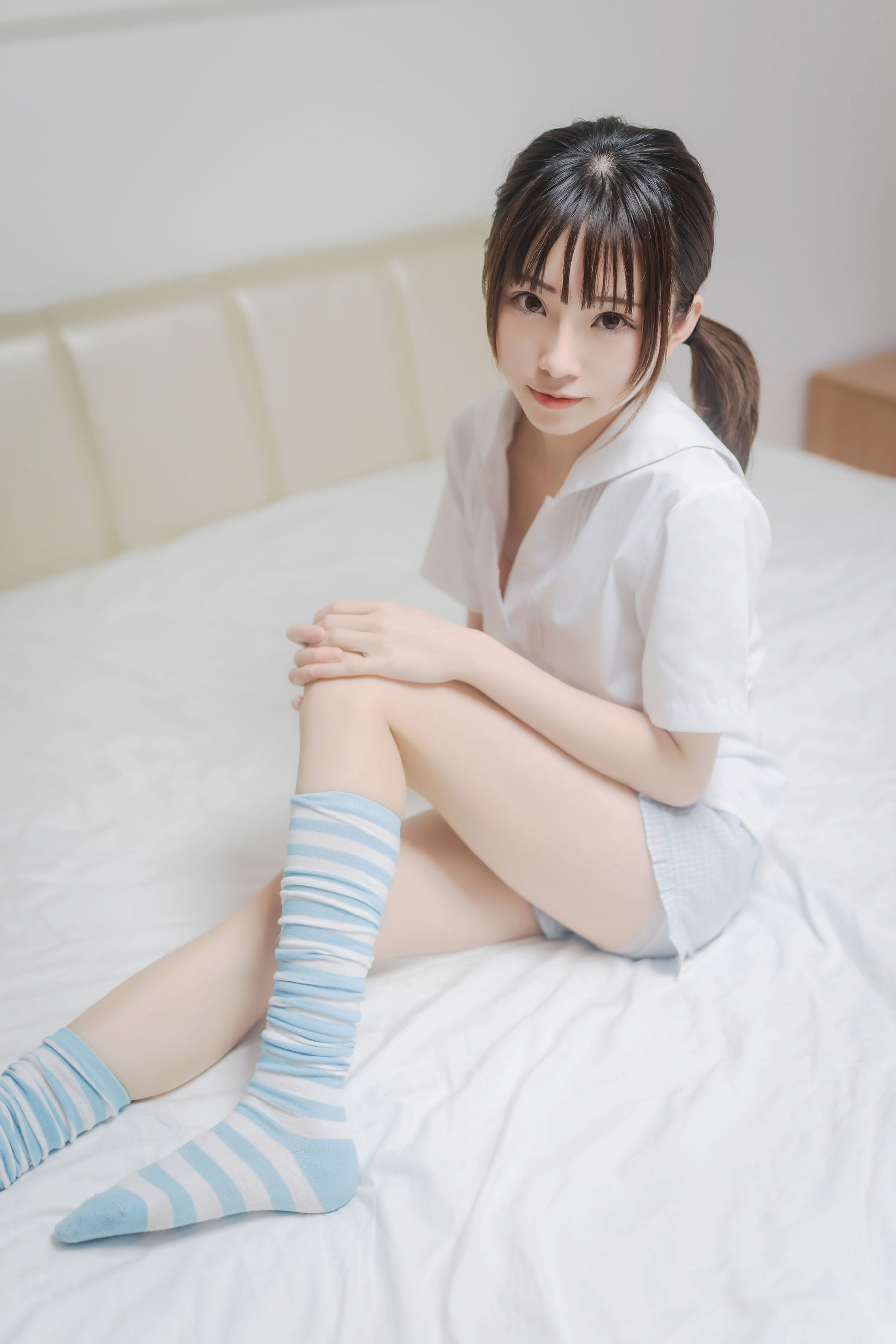 [Cosplay] 动漫博主Kitaro_绮太郎 - 蓝白条纹袜