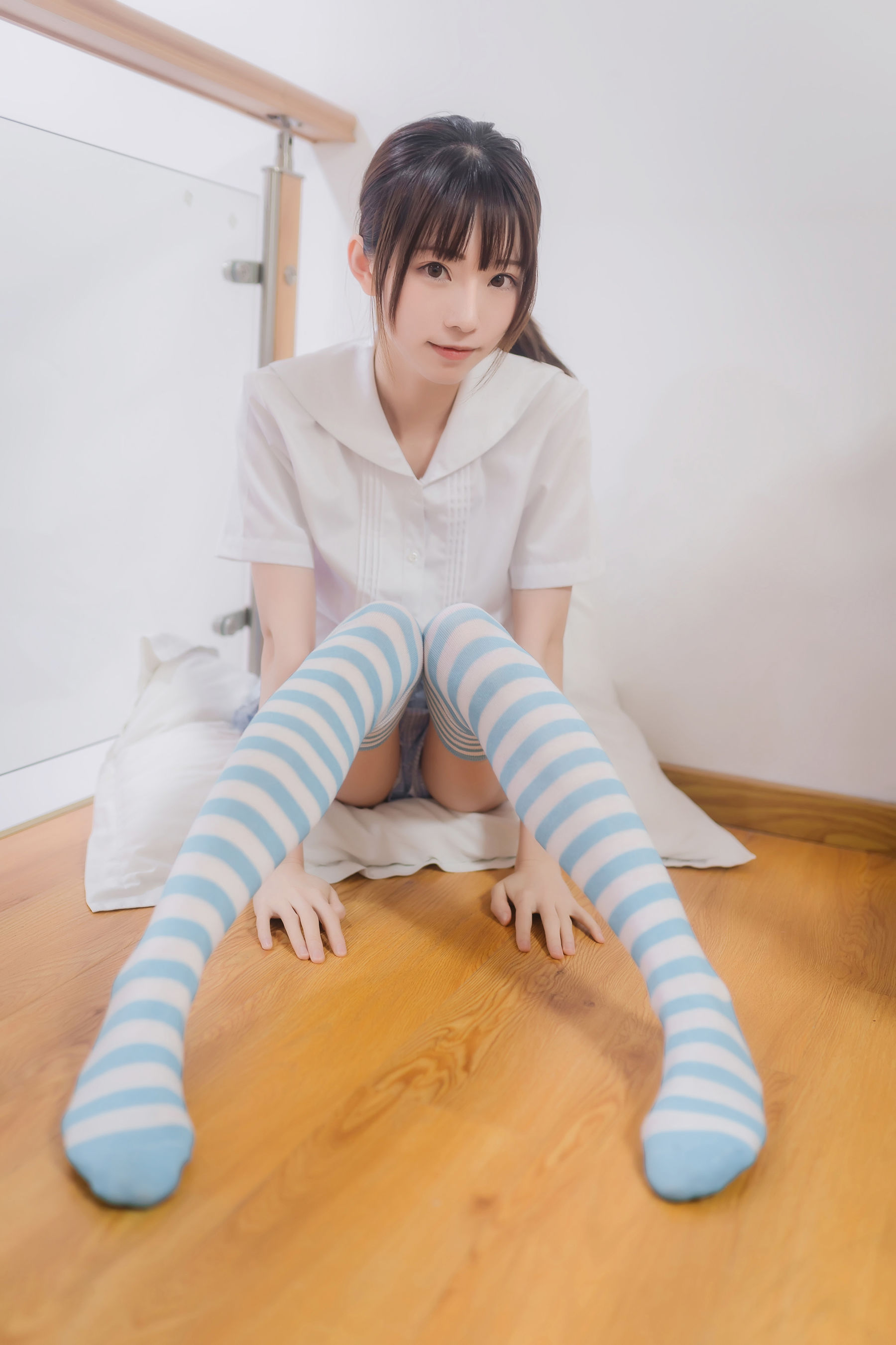 [Cosplay] 动漫博主Kitaro_绮太郎 - 蓝白条纹袜
