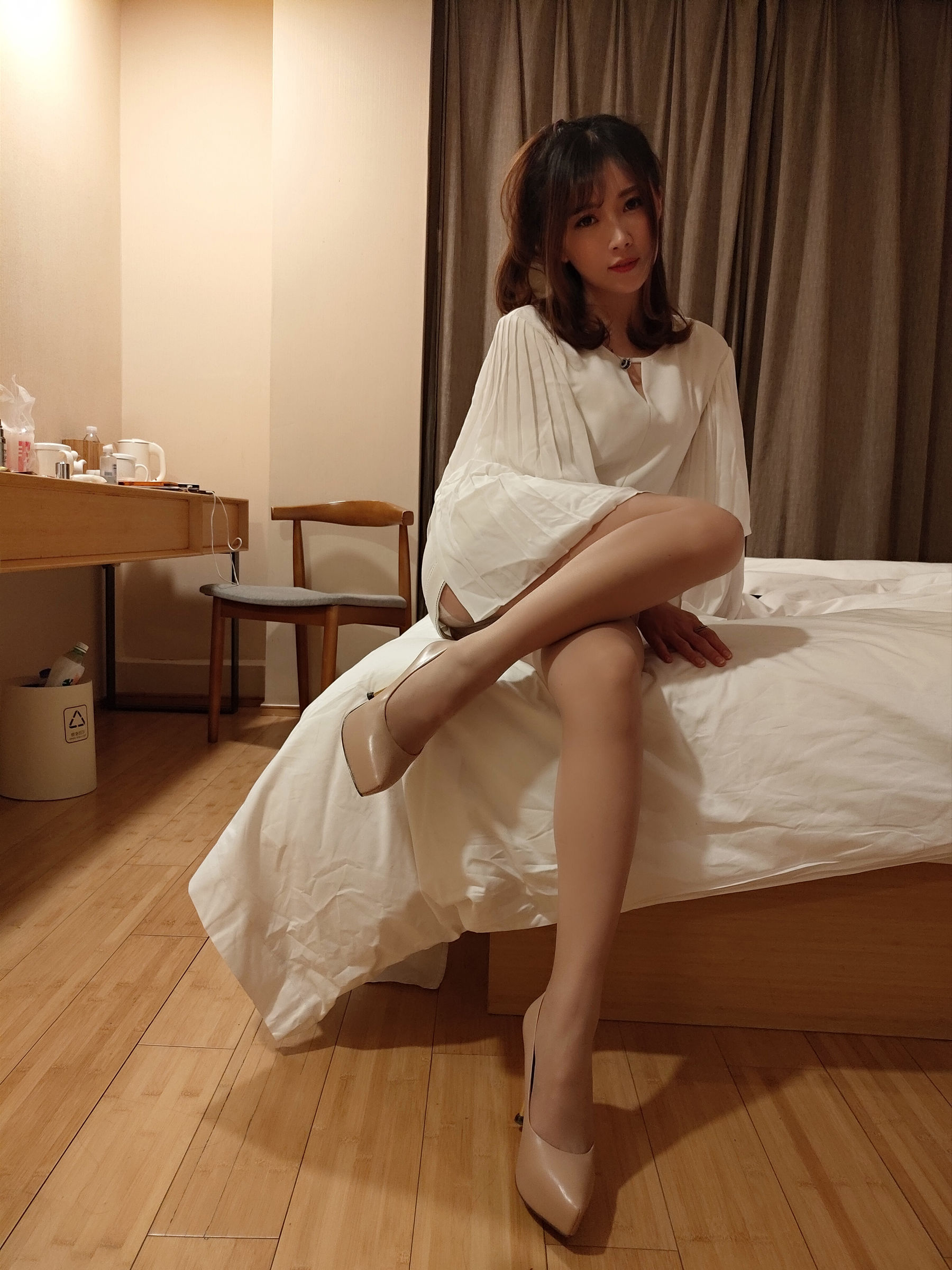 [Cosplay] 斗鱼主播小女巫露娜 - OL风肤色连裤袜