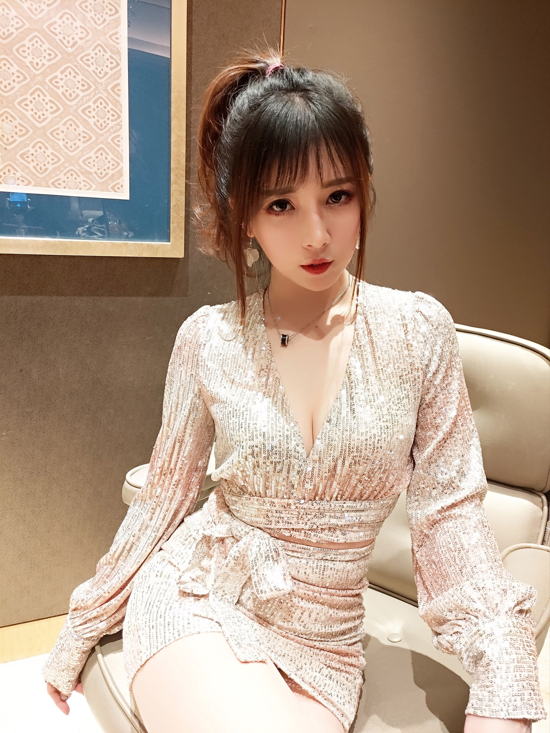 [COS福利] 斗鱼主播小女巫露娜 - 亮片裙肉丝
