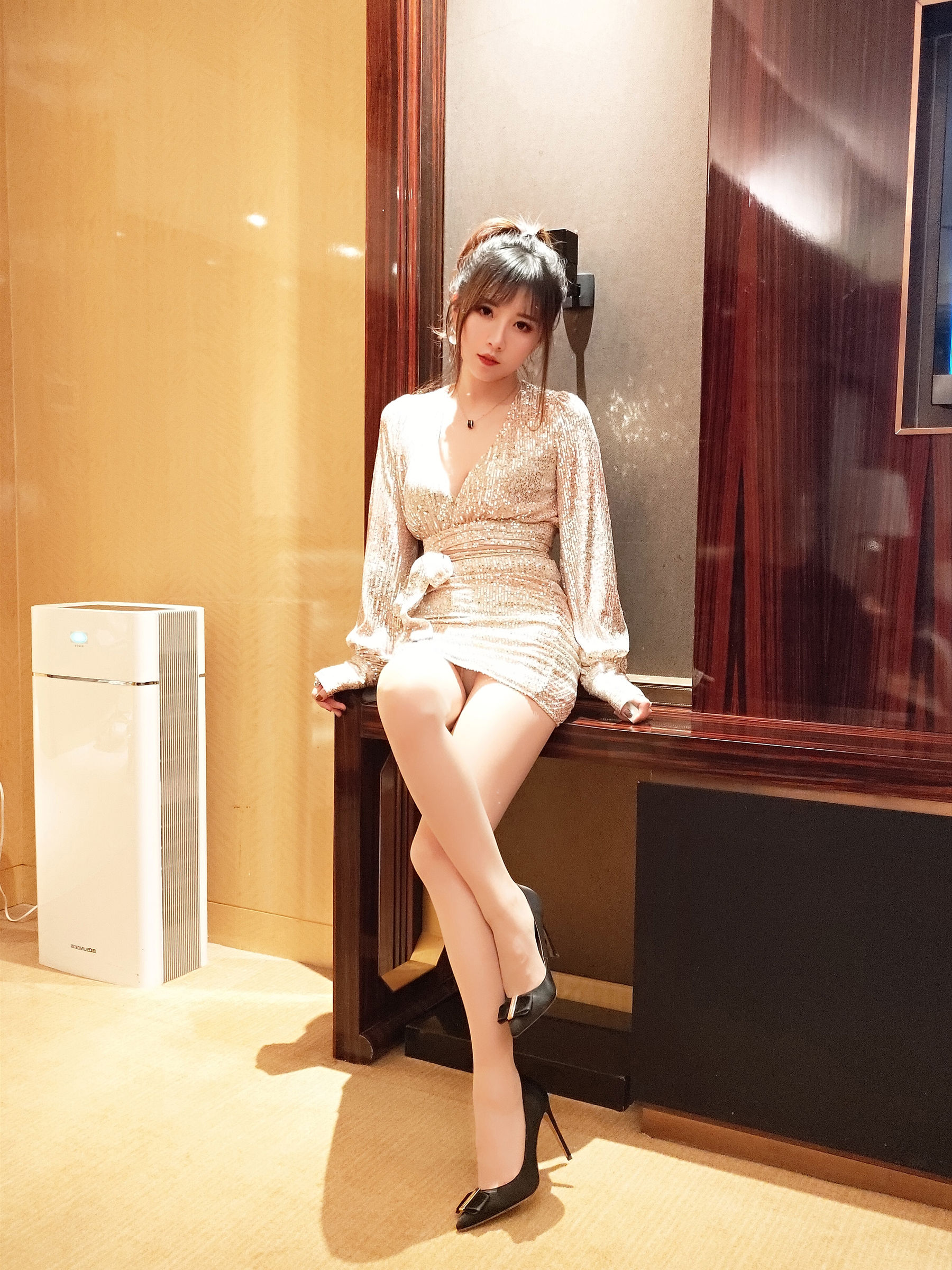 [COS福利] 斗鱼主播小女巫露娜 - 亮片裙肉丝