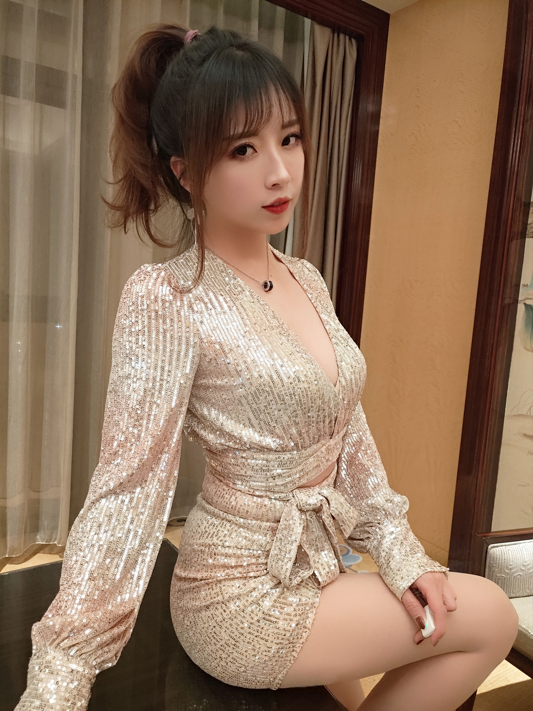 [COS福利] 斗鱼主播小女巫露娜 - 亮片裙肉丝