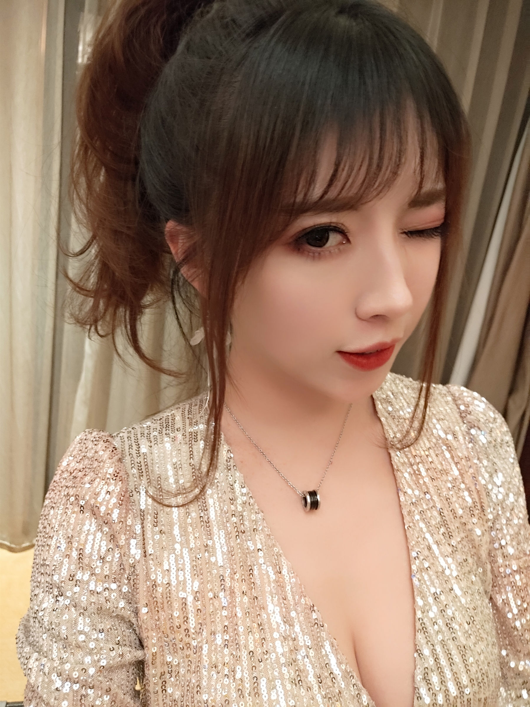 [COS福利] 斗鱼主播小女巫露娜 - 亮片裙肉丝