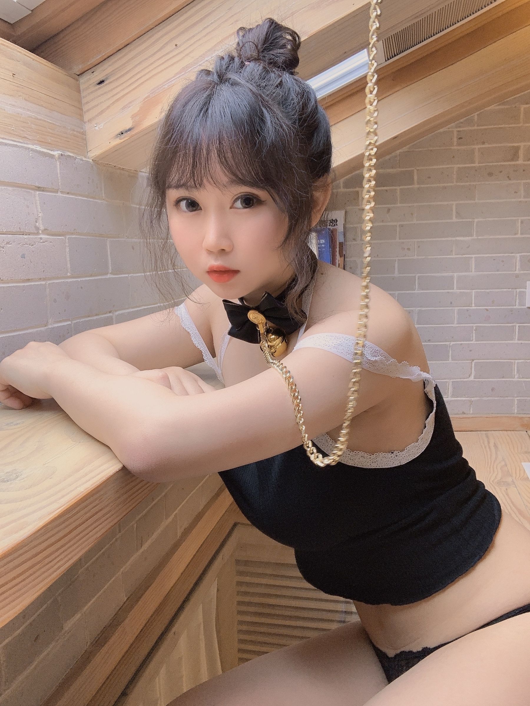 [COS福利] 蜜桃少女是依酱呀 - 囚禁