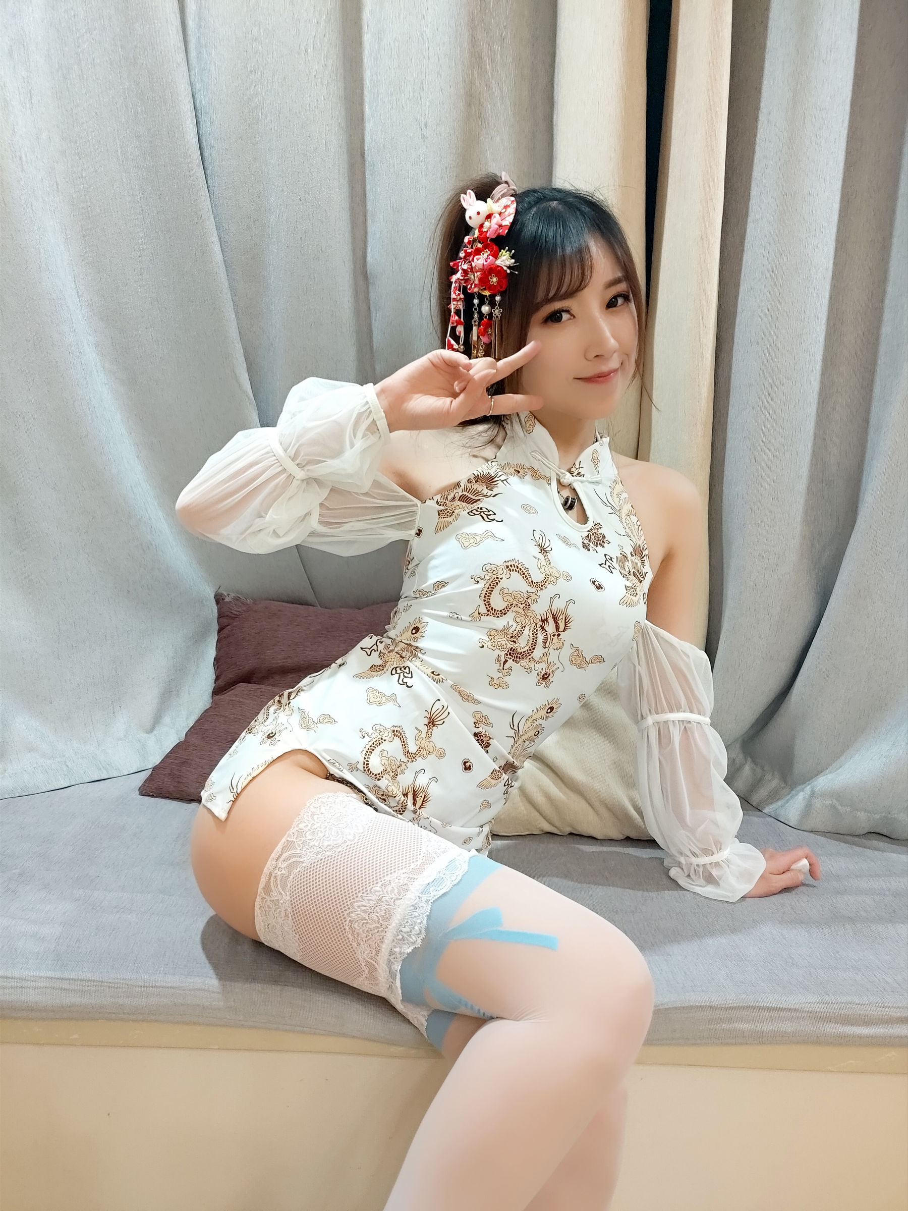 [COS福利] 斗鱼主播小女巫露娜 - 白色蕾丝长筒
