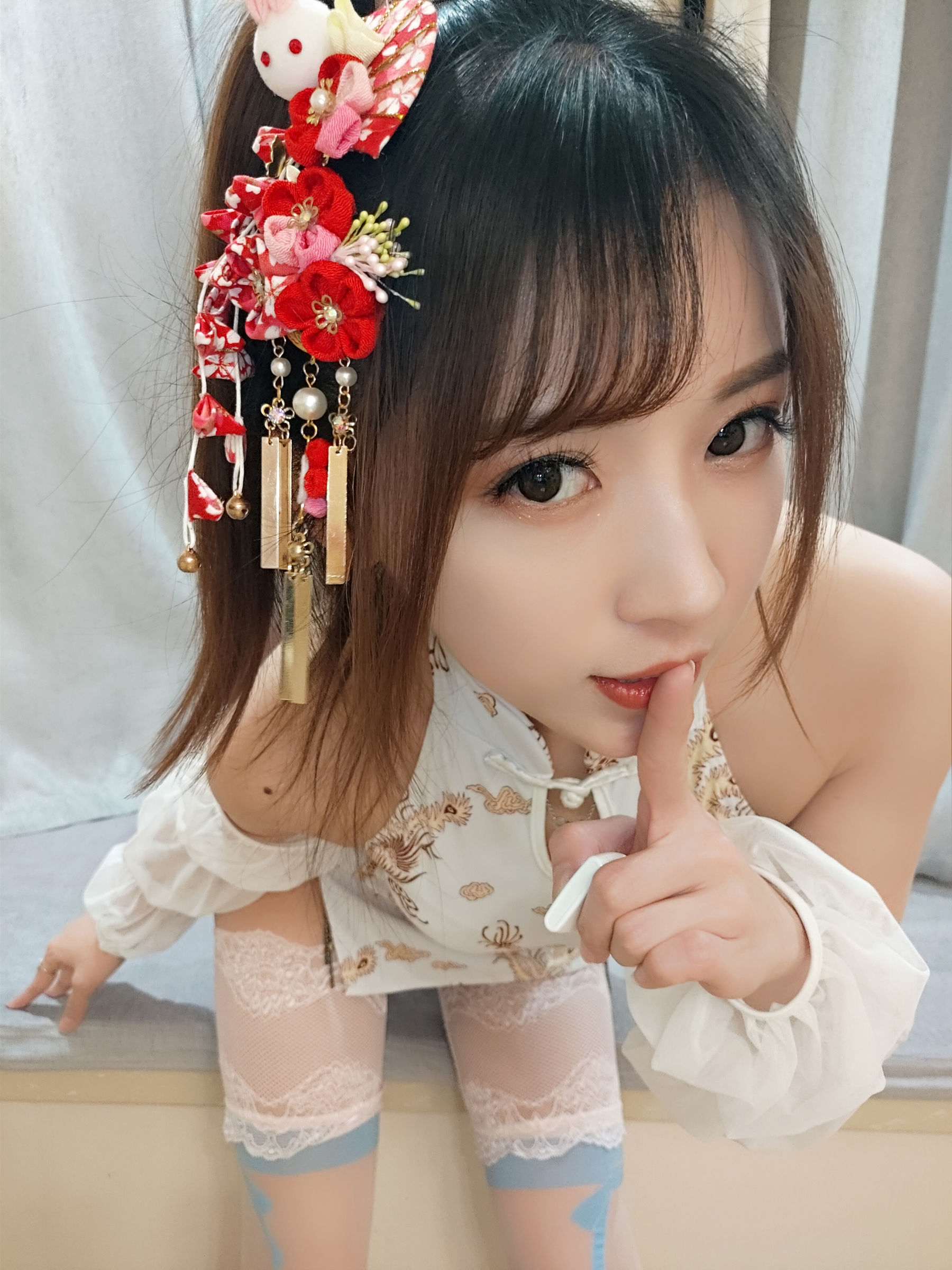 [COS福利] 斗鱼主播小女巫露娜 - 白色蕾丝长筒