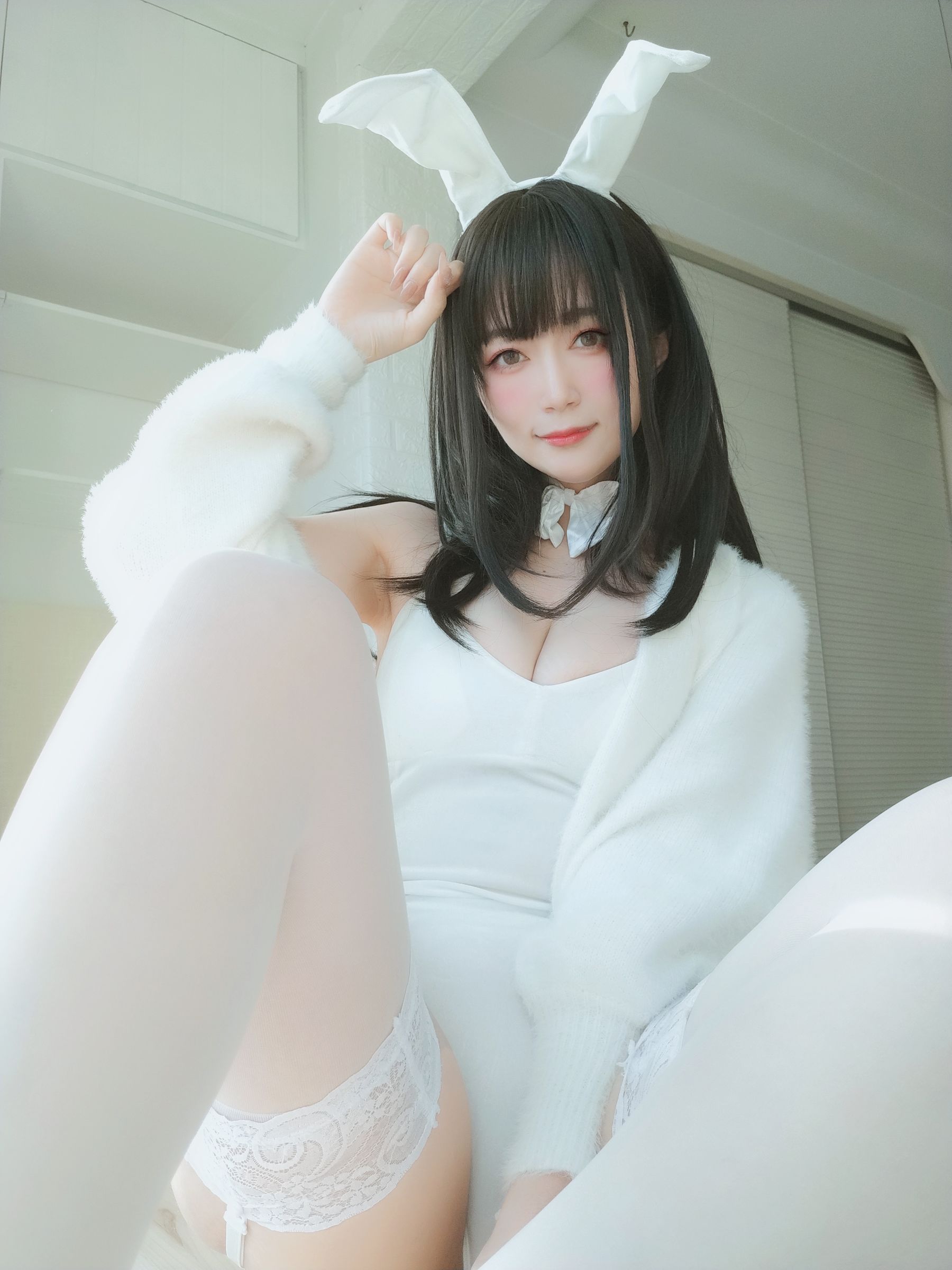 [COS福利] Coser小姐姐白银 - 白丝兔子