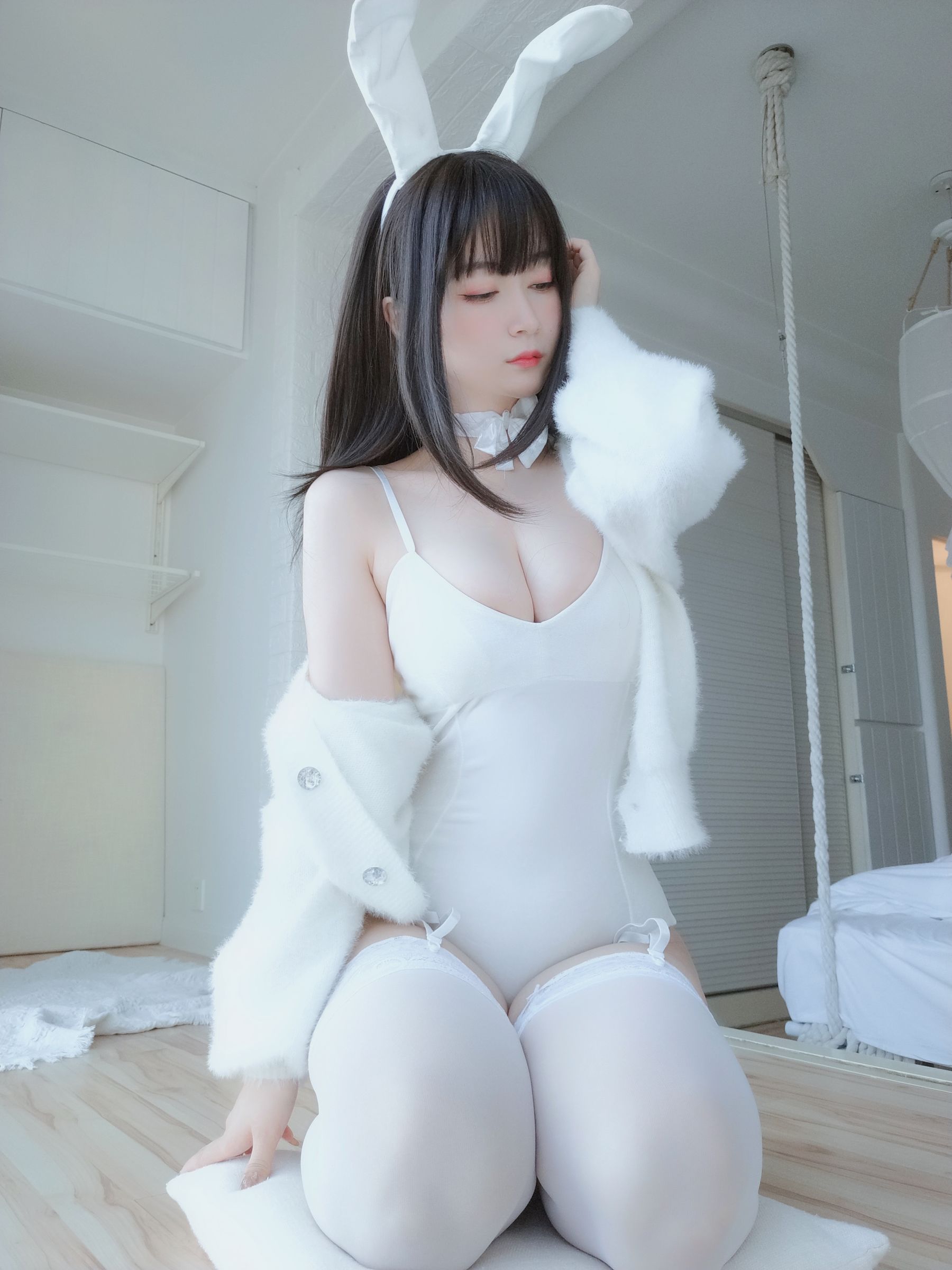 [COS福利] Coser小姐姐白银 - 白丝兔子