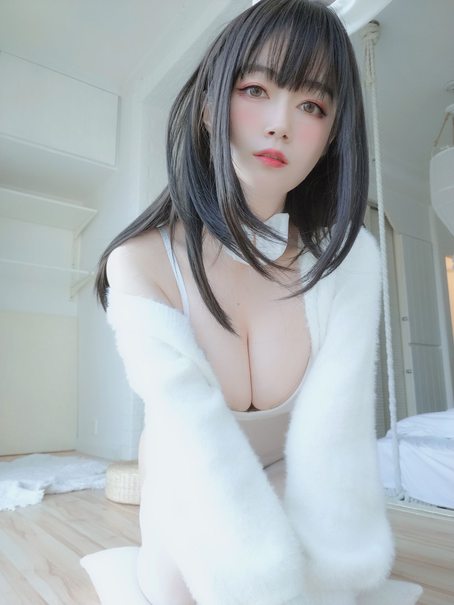 [COS福利] Coser小姐姐白银 - 白丝兔子