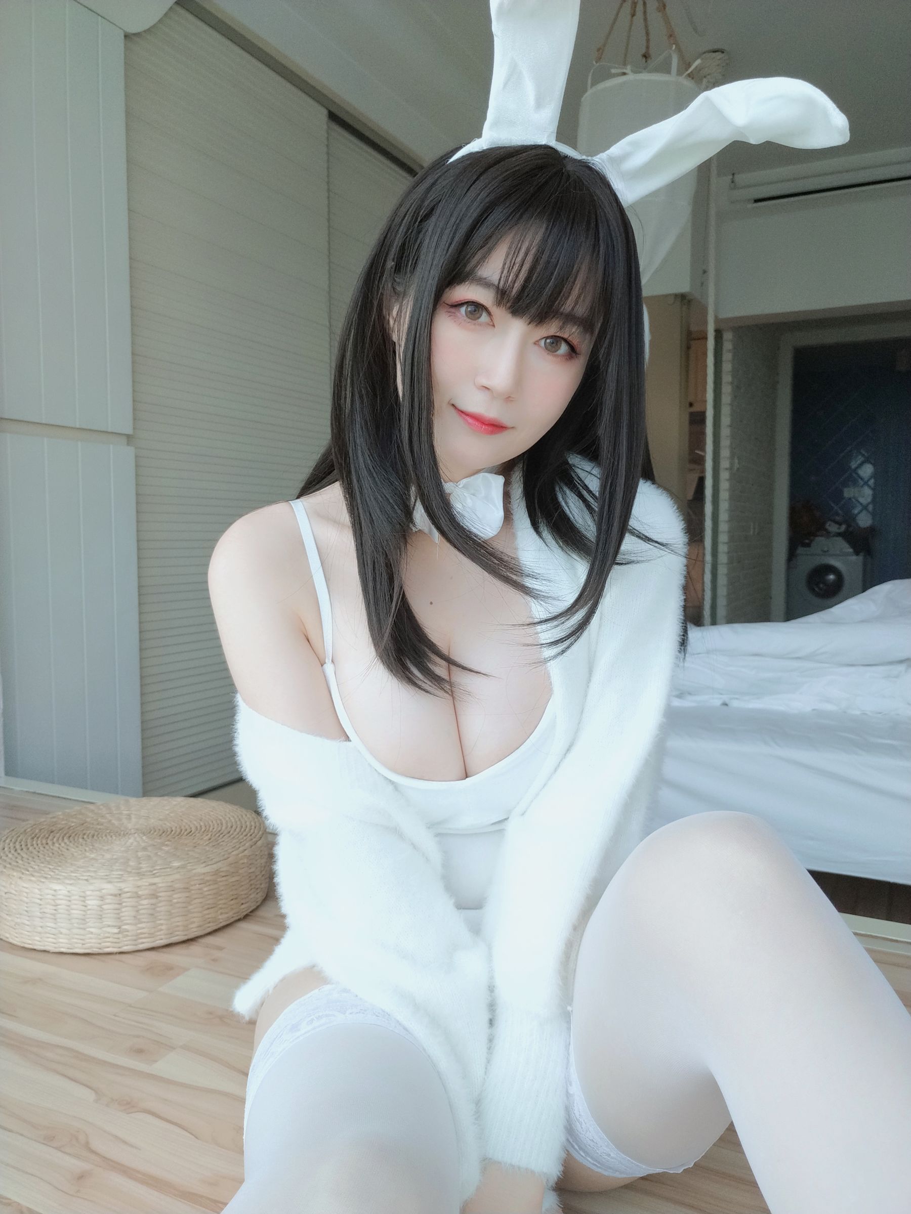 [COS福利] Coser小姐姐白银 - 白丝兔子