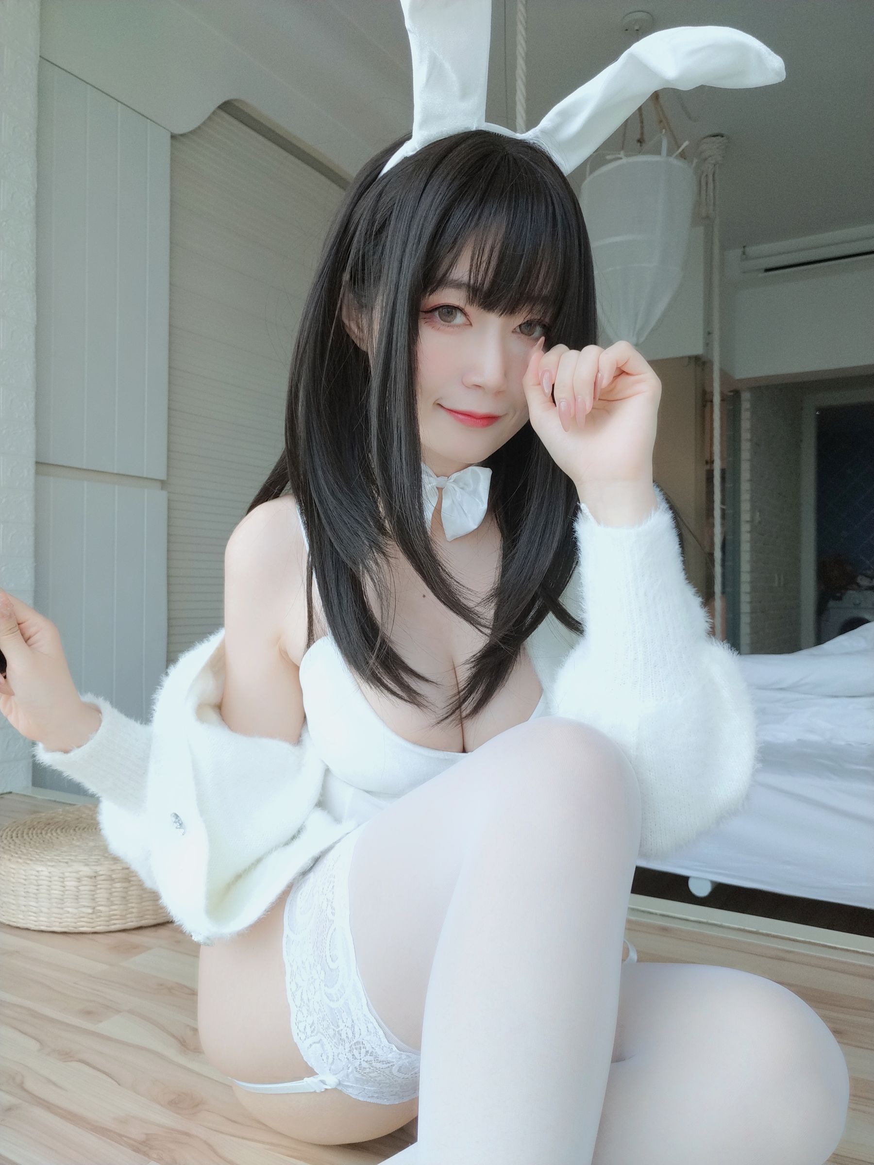 [COS福利] Coser小姐姐白银 - 白丝兔子