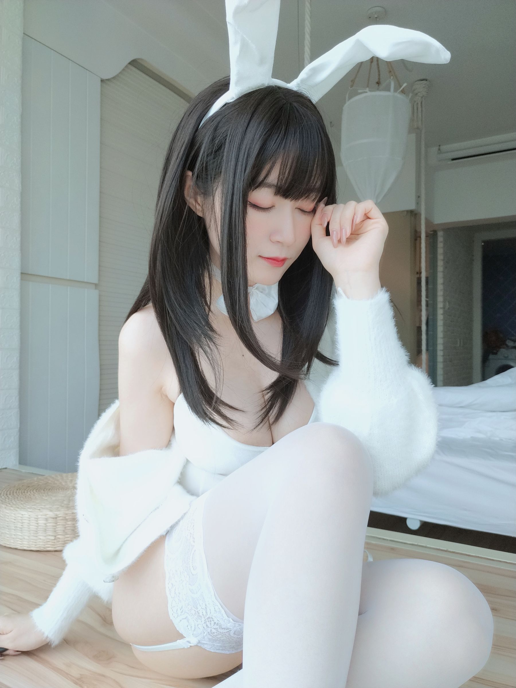 [COS福利] Coser小姐姐白银 - 白丝兔子