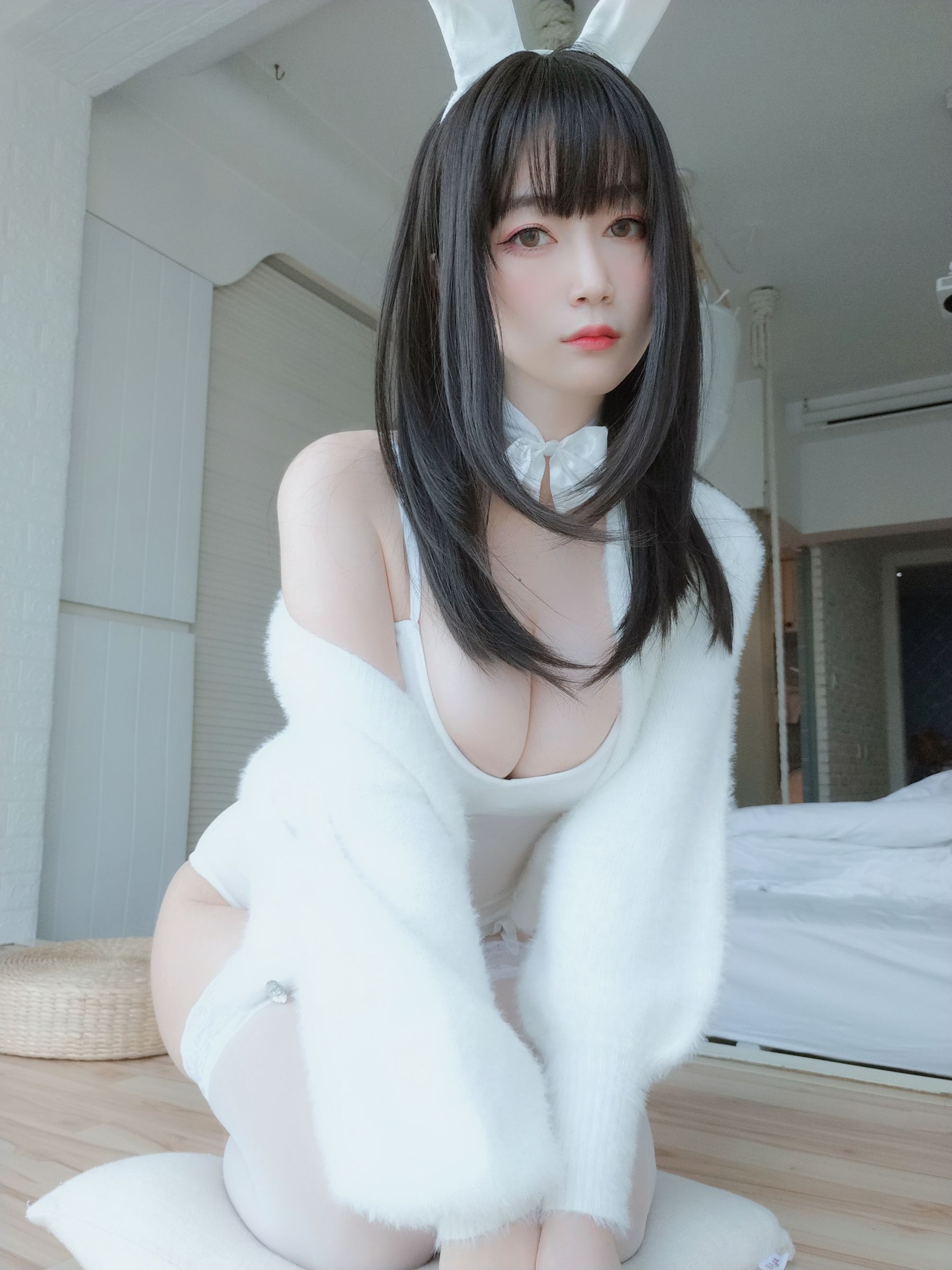 [COS福利] Coser小姐姐白银 - 白丝兔子