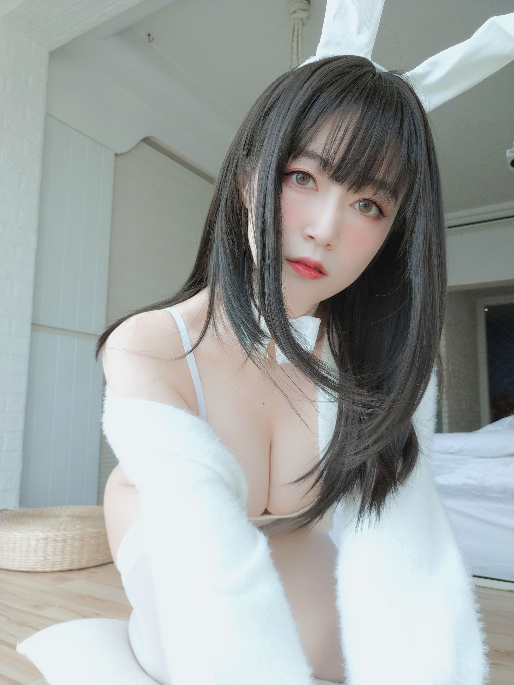 [COS福利] Coser小姐姐白银 - 白丝兔子