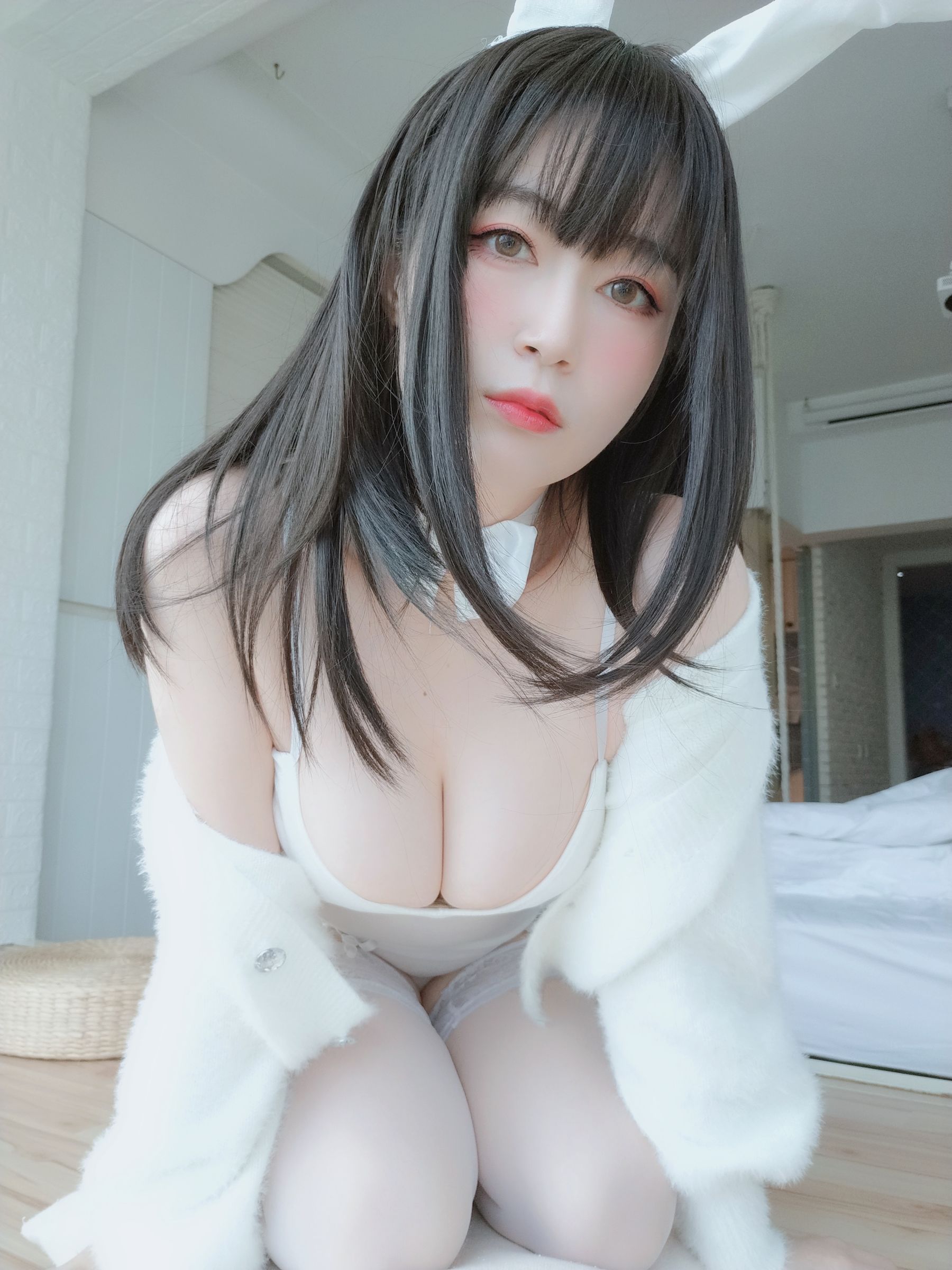 [COS福利] Coser小姐姐白银 - 白丝兔子
